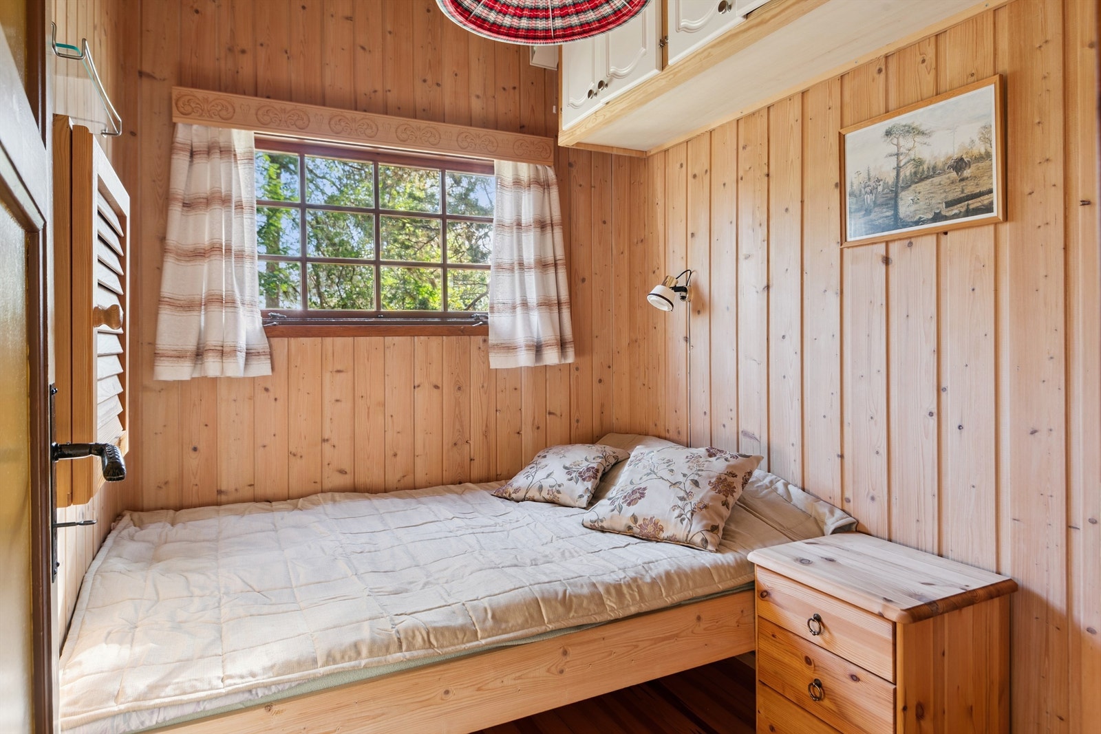 Det ene soverommet har plass til dobbeltseng og oppbevaringsløsninger. Galleribilde