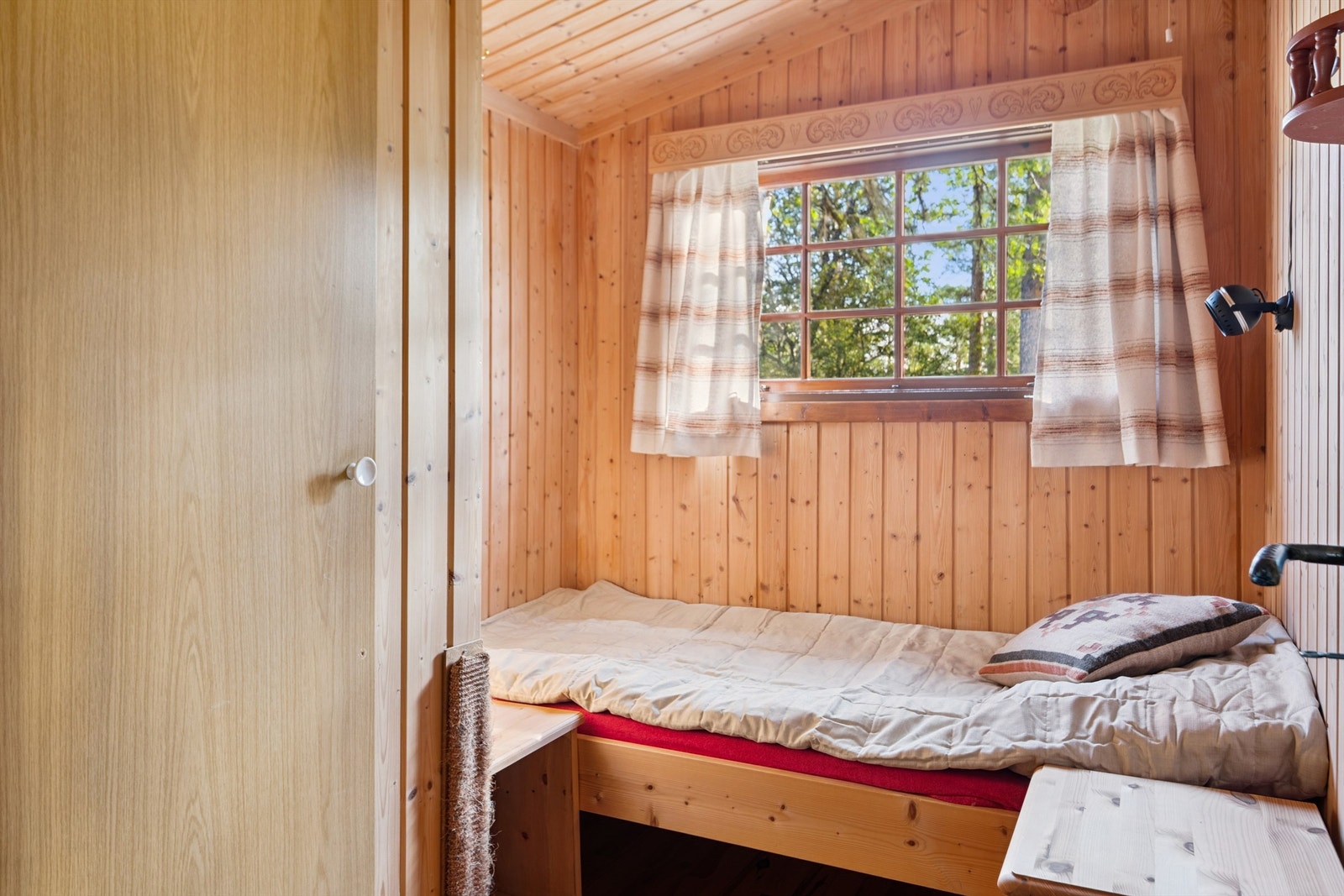 Det andre av hyttas to soverom, med plassbygd seng. Galleribilde