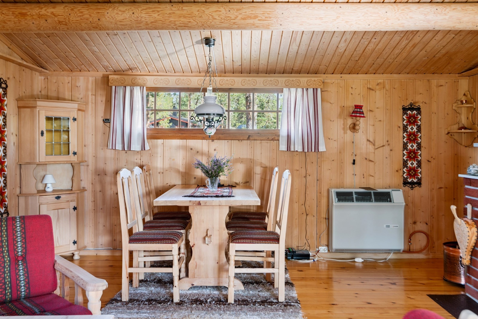 Hyggelig spiseplass med rom for felles måltider med familie og venner. Galleribilde
