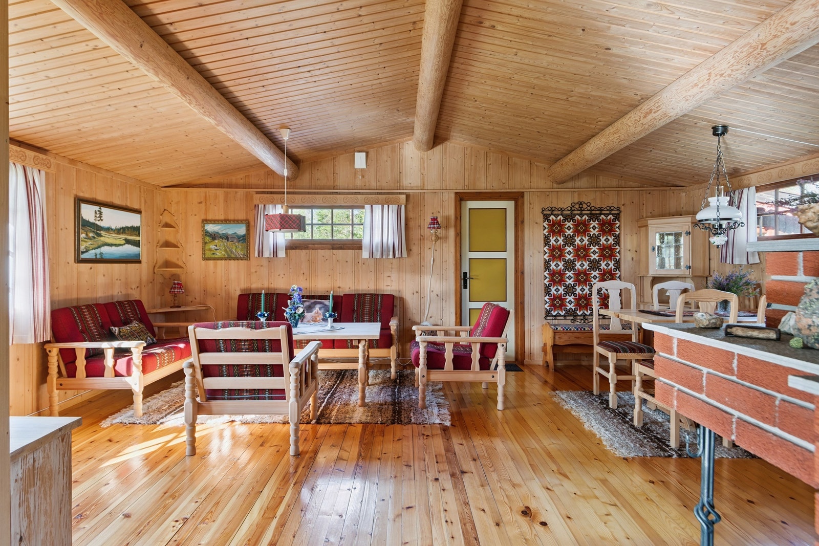 Åpen og sosial løsning mellom stue og kjøkken skaper et trivelig allrom. Galleribilde