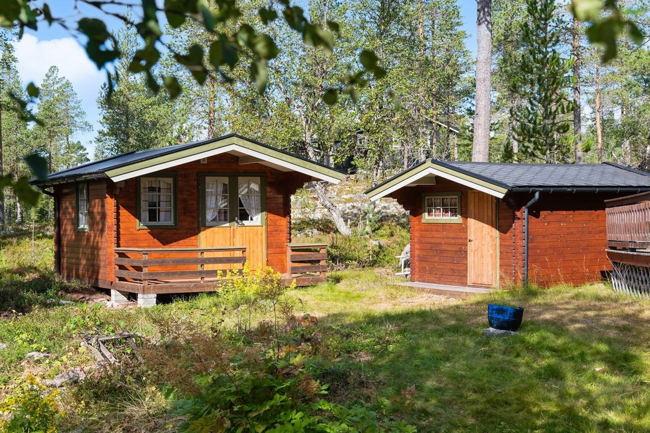 To frittstående uthus gir rikelig med lagringsplass på totalt 22m². Galleribilde