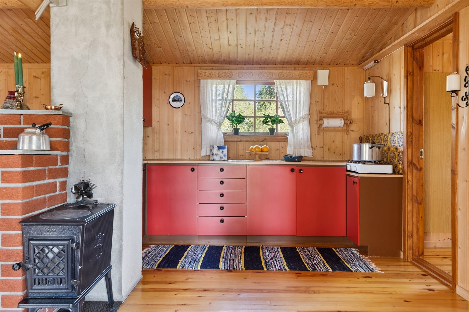 Kjøkkenet er utstyrt med en praktisk propan koketopp. Galleribilde