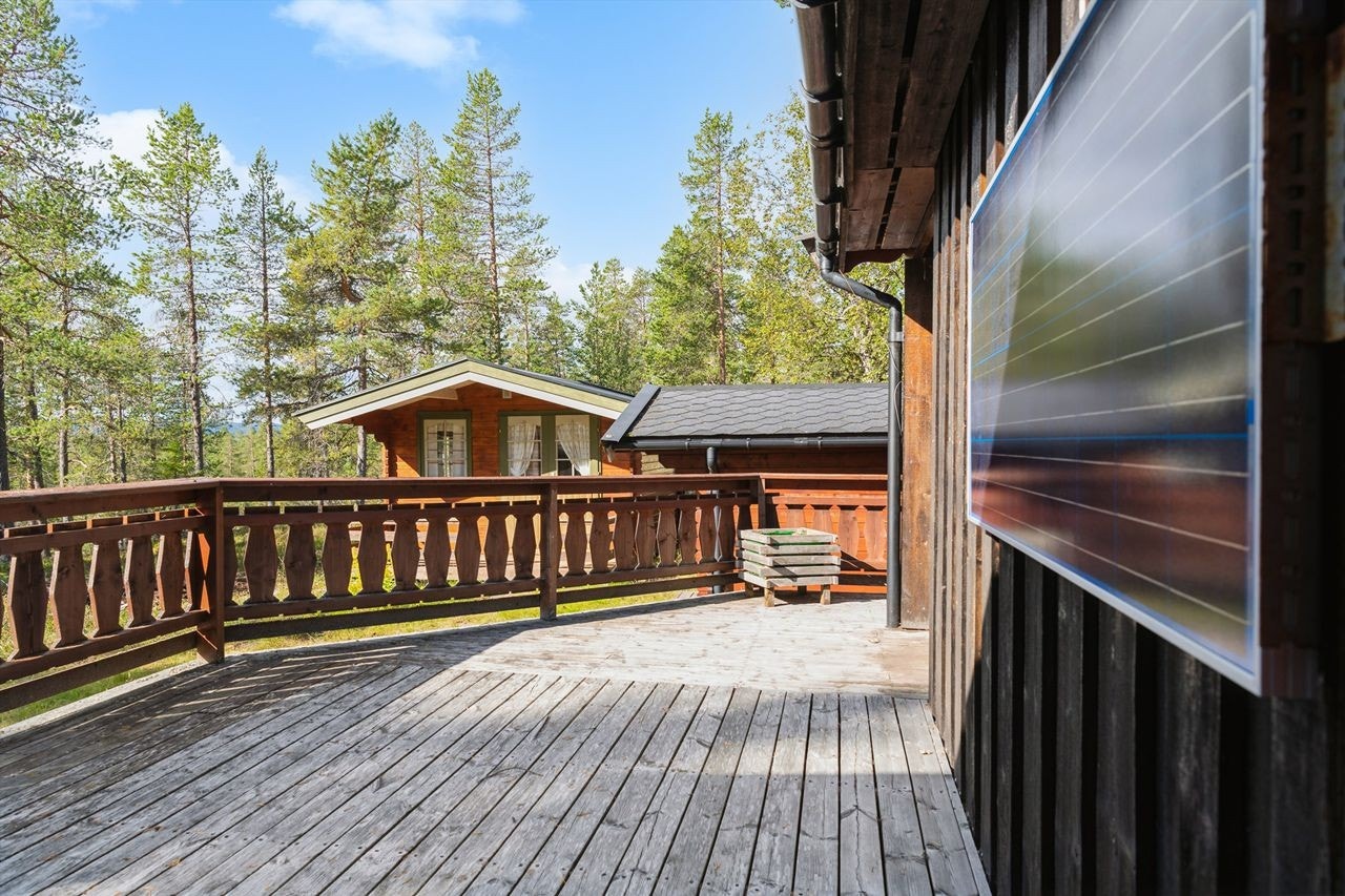 Stor terrasse med god plass til utemøbler på solfylte dager. Galleribilde