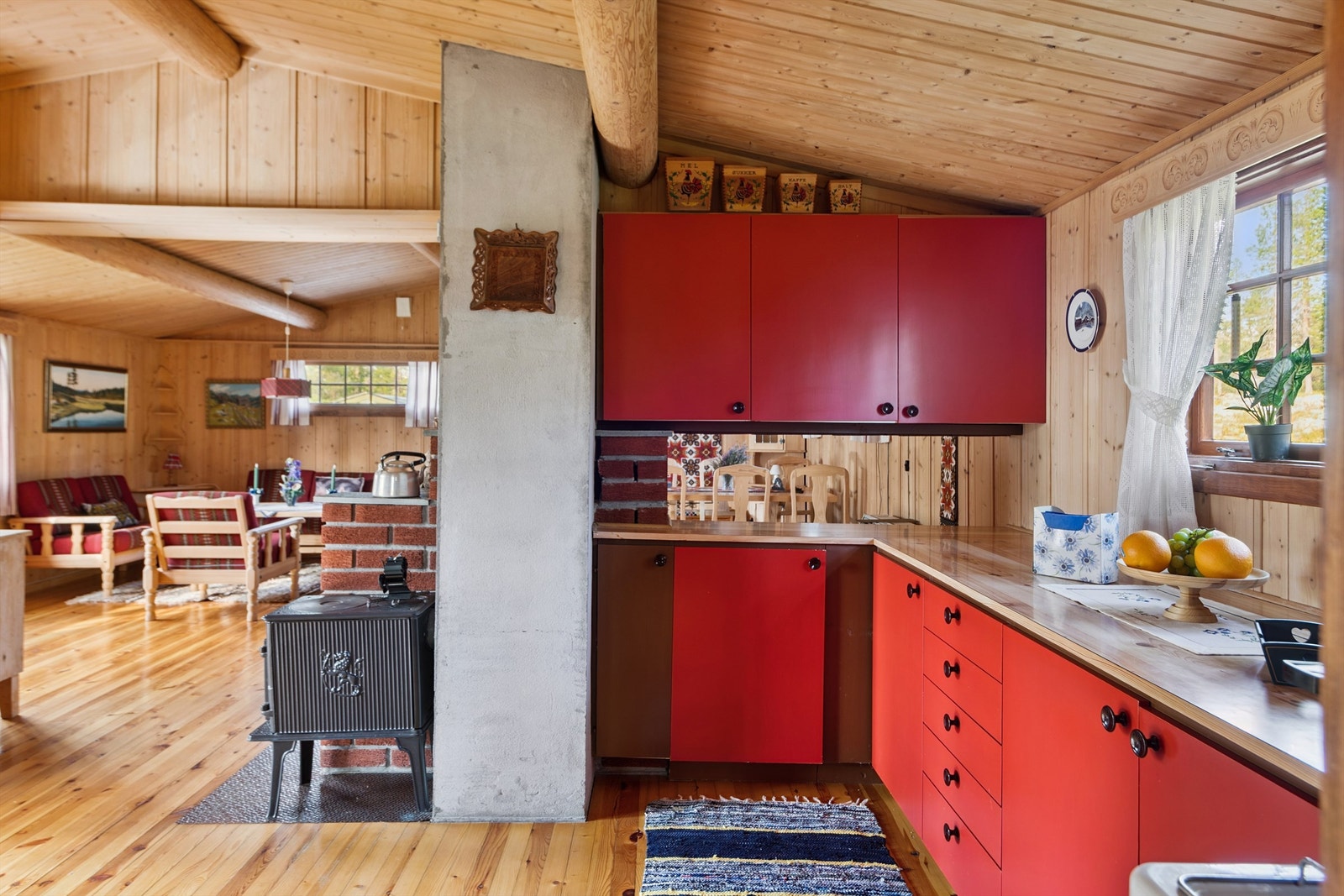 Kjøkkenkrok med original innredning og en ekstra vedovn for varme. Galleribilde