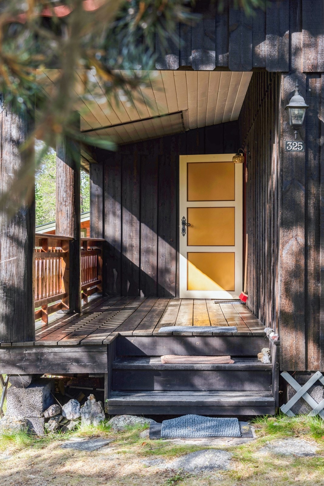 Koselig og overbygget inngangsparti som ønsker deg velkommen til fjells. Galleribilde