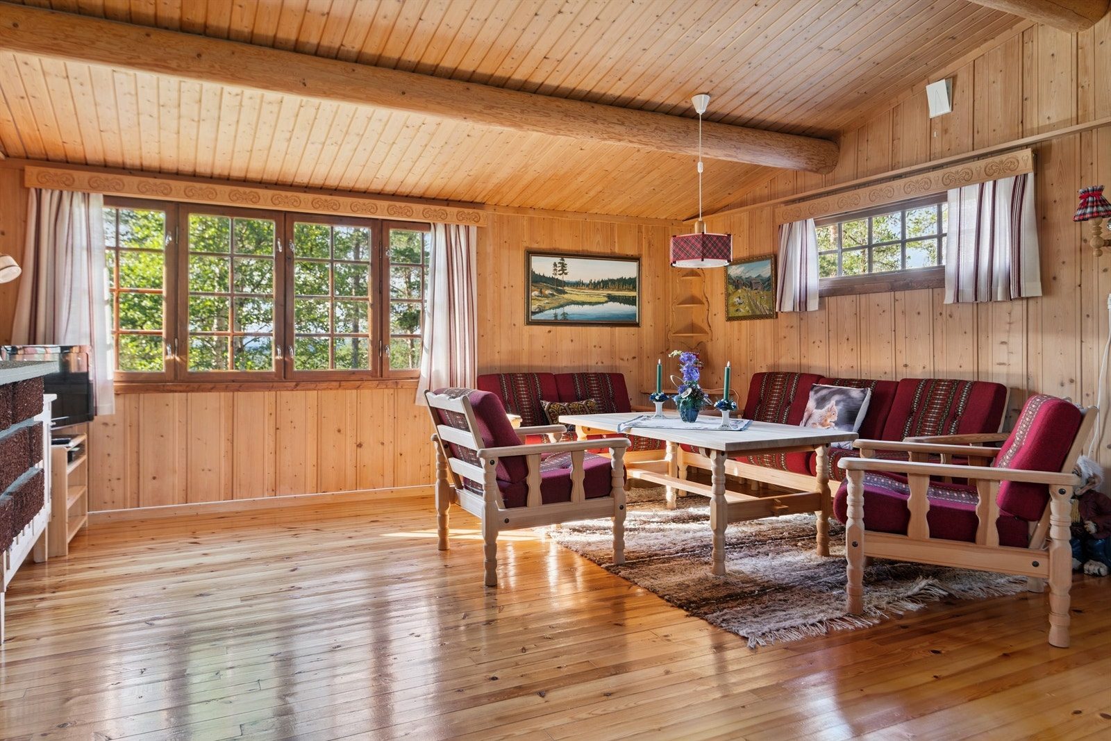 Romslig stue med lakkerte tregulv og panelkledde vegger. Galleribilde