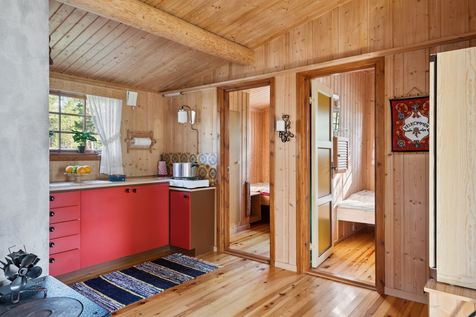 Fra kjøkkenet er det adkomst til hyttas to praktiske soverom. Galleribilde