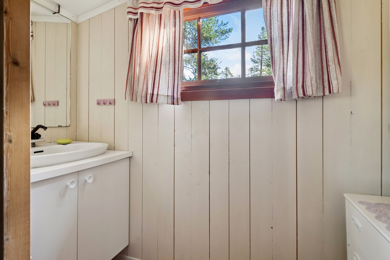 Praktisk hygienerom utstyrt med servant og enkel innredning. Galleribilde