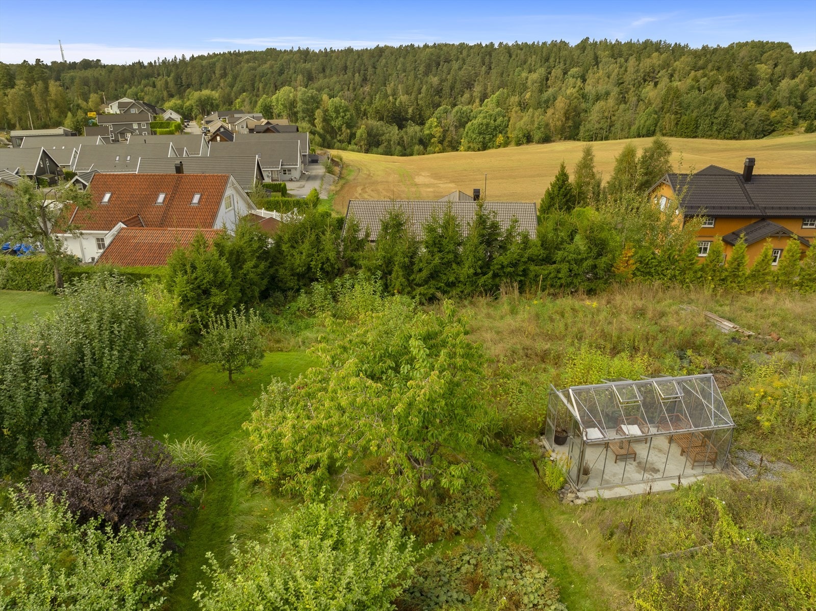 Tomten ligger i et rolig, familievennlig og landlig boligområde i Hølen i Vestby Kommune. Galleribilde