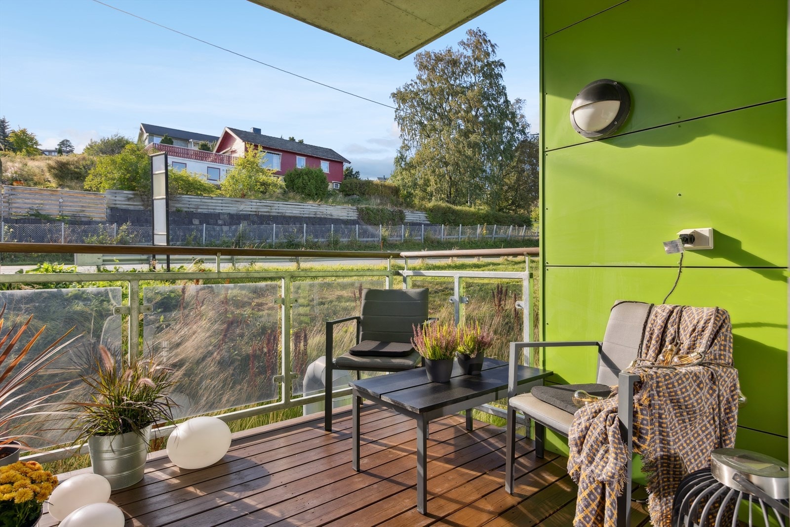 Fra balkongen får du utsikt mot nærområdet. Galleribilde