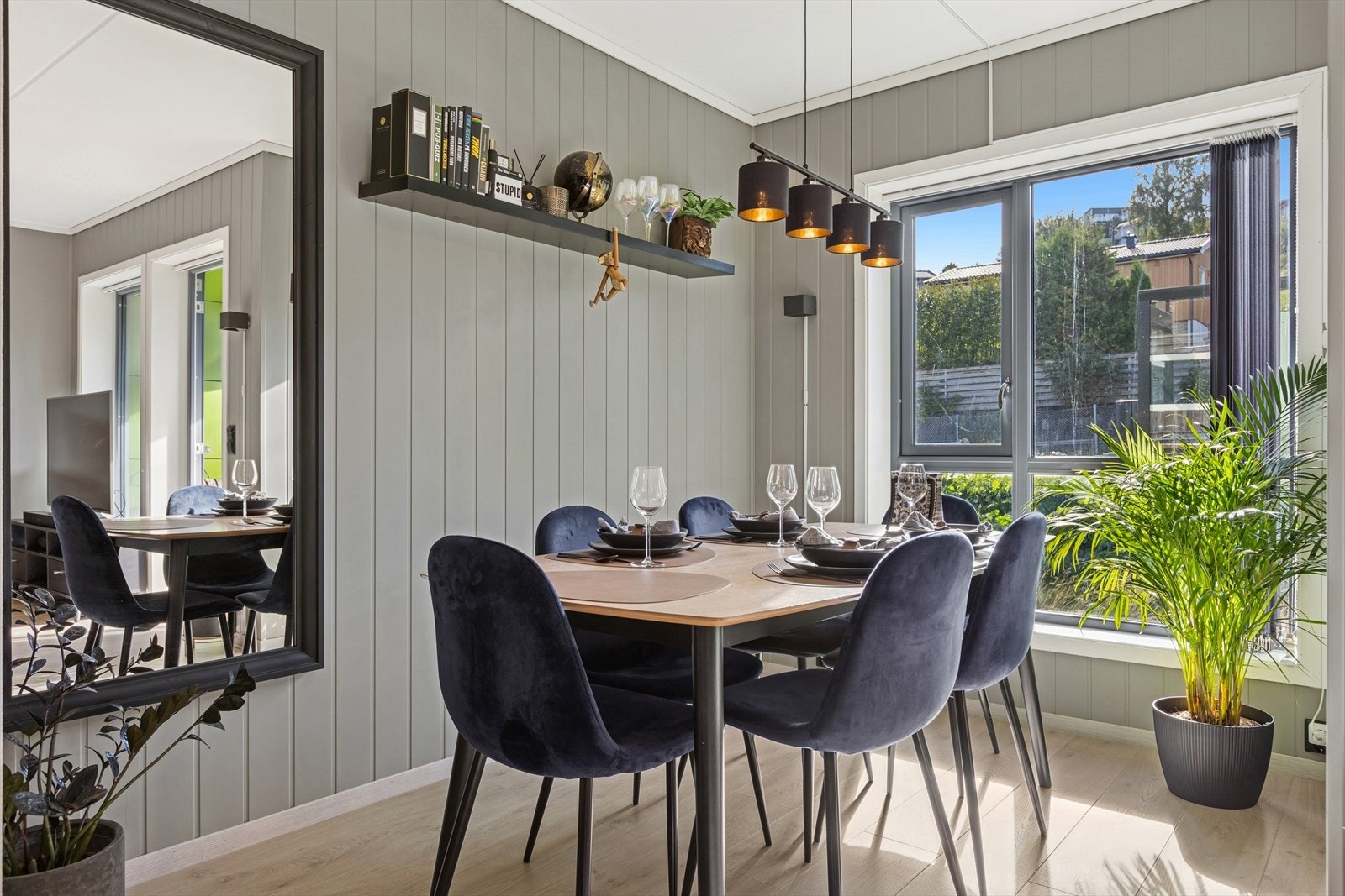 Flere vinduer slipper inn godt med naturlig lys og gir rommet en lys og luftig følelse Galleribilde