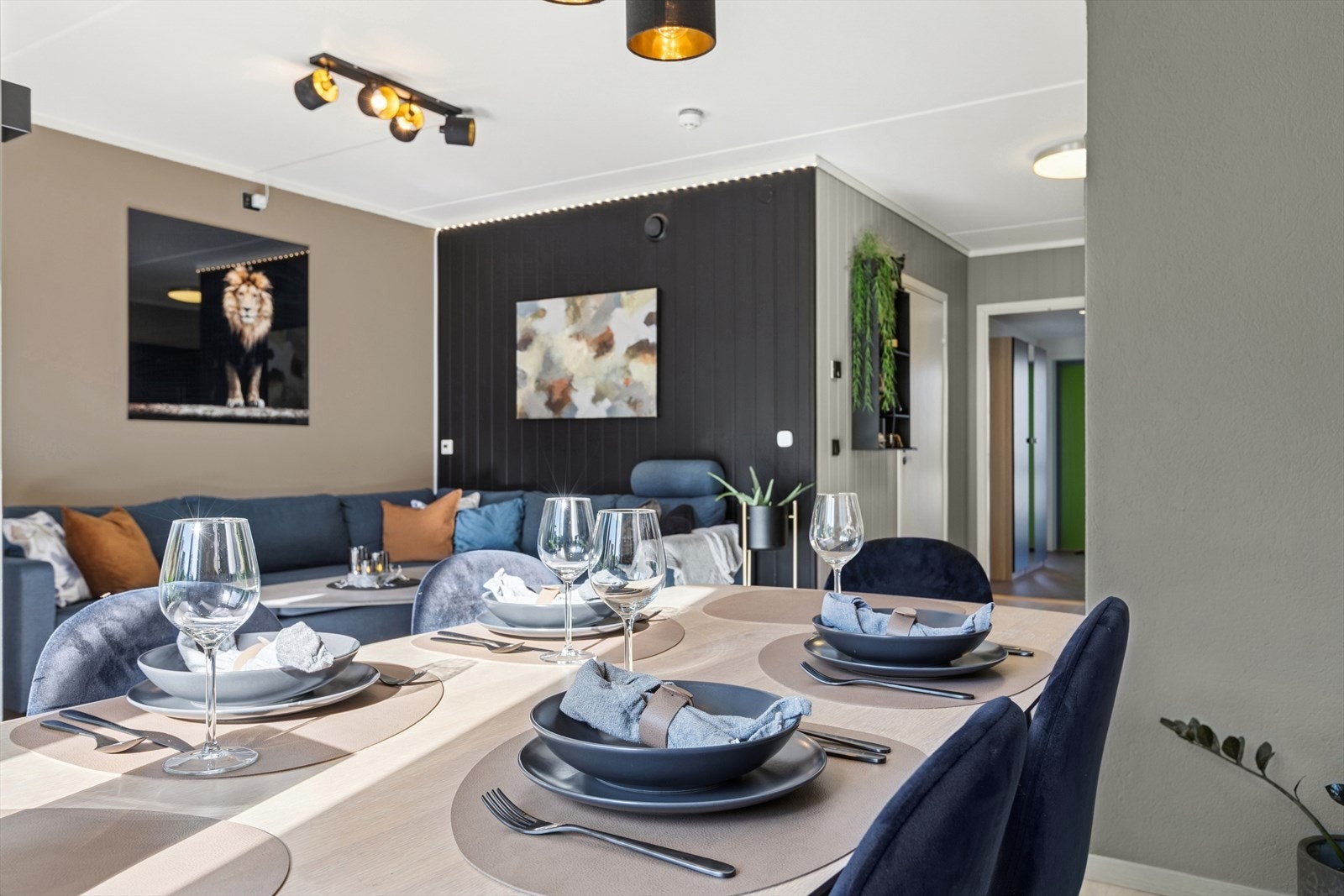 Spisegruppen er praktisk plassert nær kjøkkenet. Galleribilde