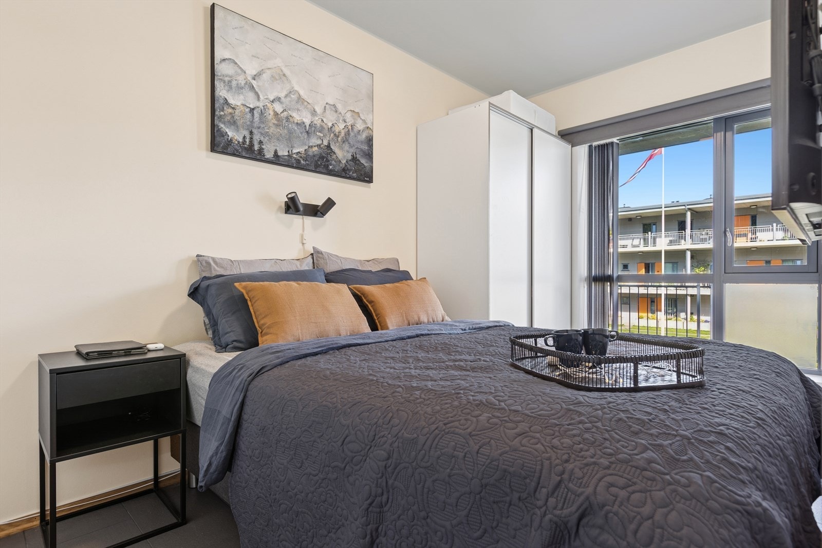 Rommet har også plass til en garderobeløsning. Galleribilde