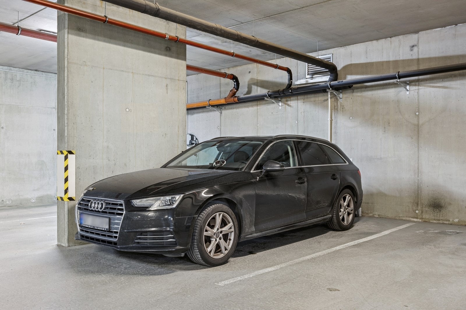 Oppmerket parkeringsplass i felles parkeringskjeller. Galleribilde