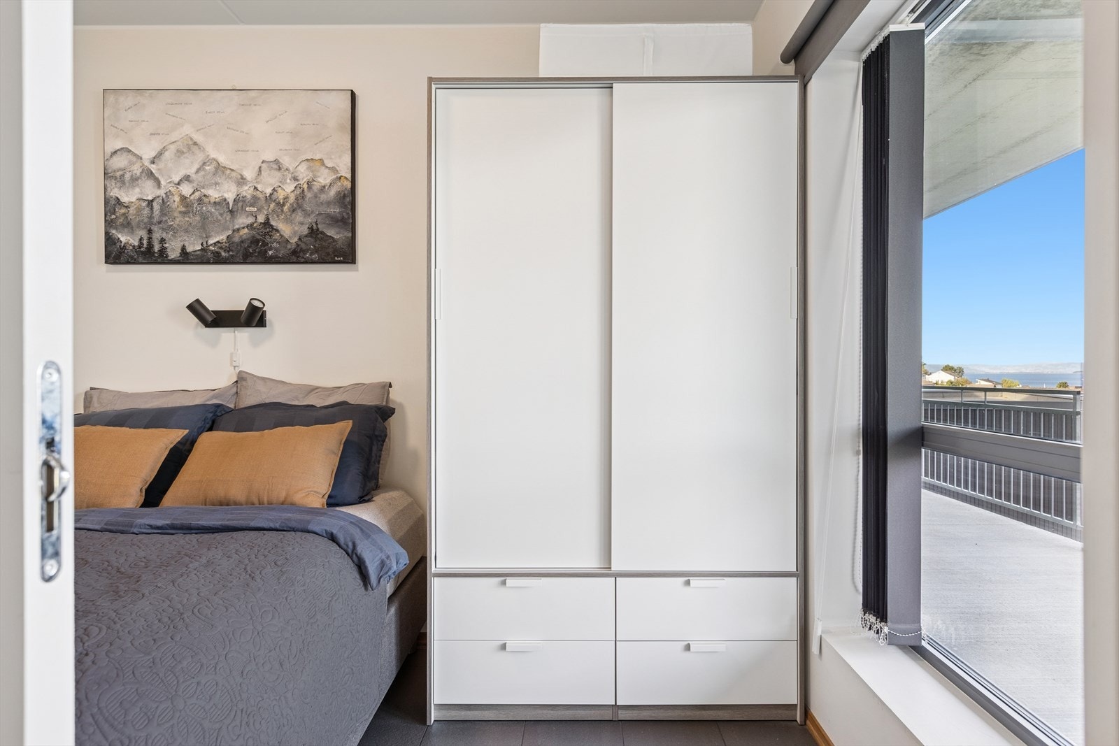 Vinduene på soverommet gir tilgang til en flott utsikt. Galleribilde