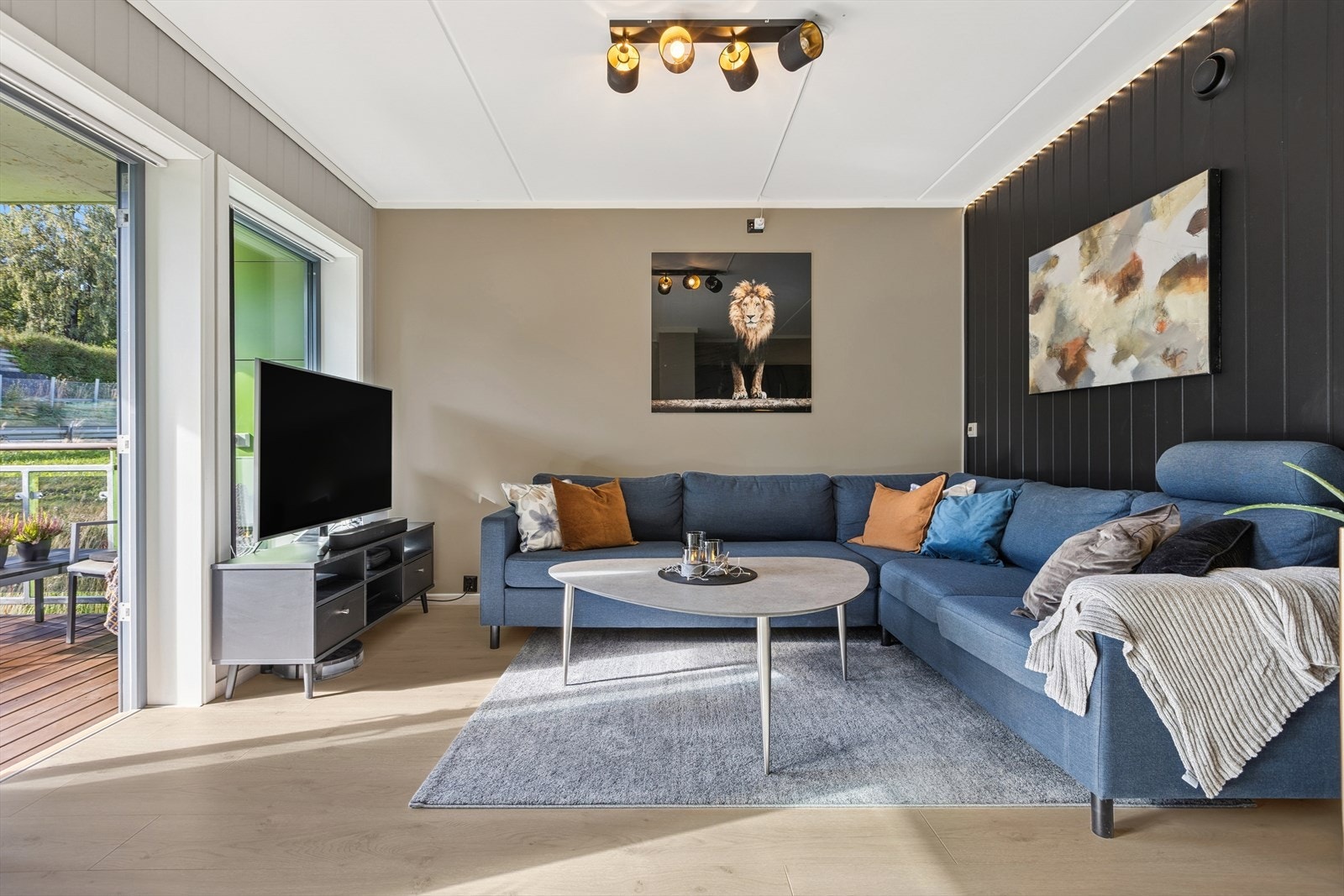 Sofagruppen er plassert ved vinduene, noe som gir godt med naturlig lys. Galleribilde