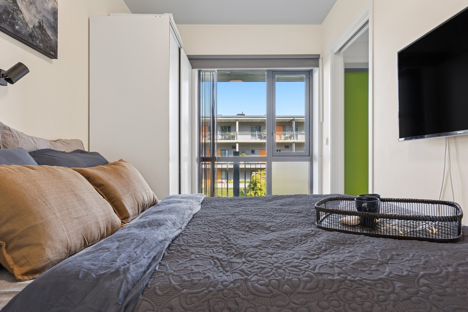 Soverommet har god plass til seng og tilhørende møbler. Galleribilde