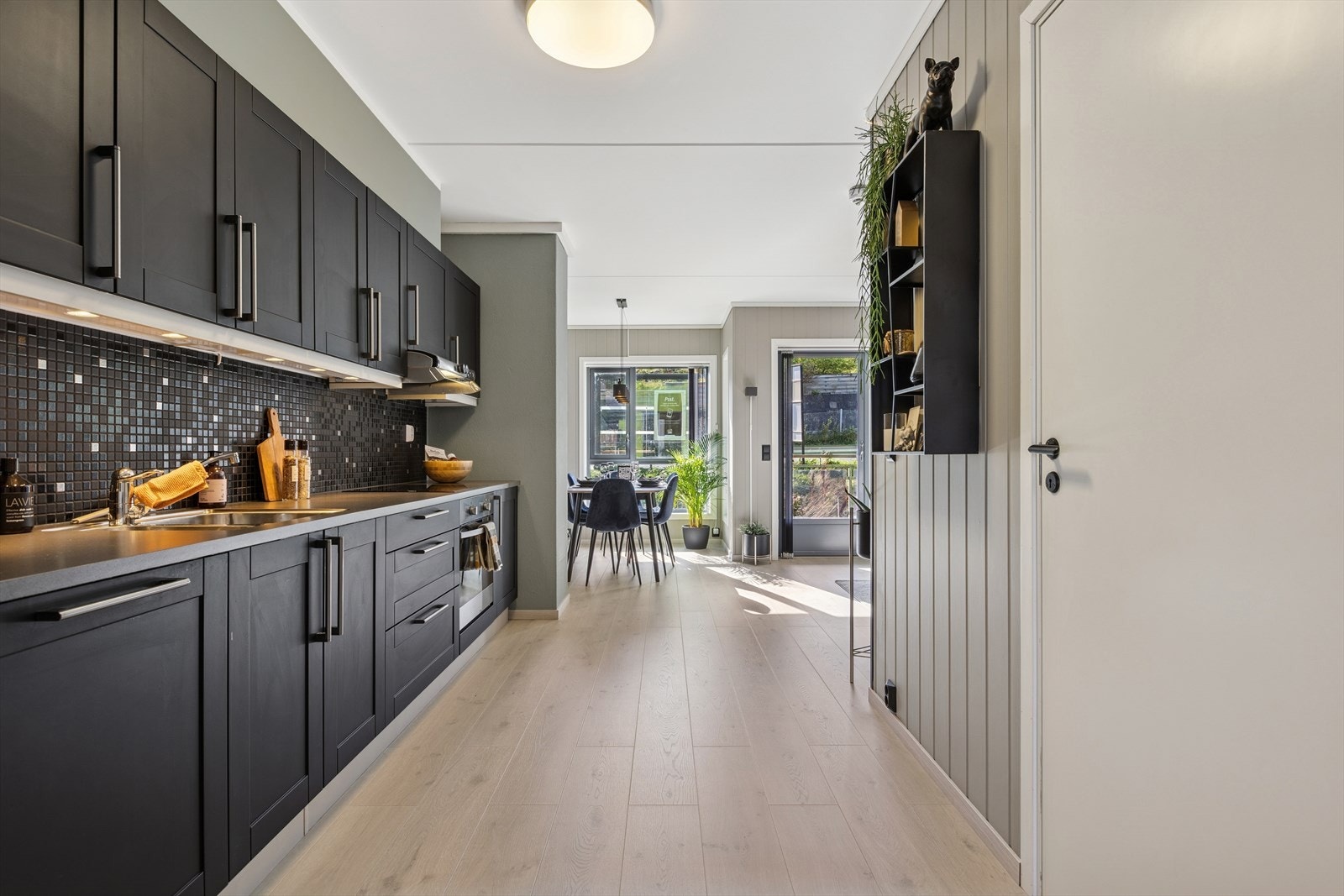 Kjøkkenet har normalt med skap og benkeplass. Galleribilde