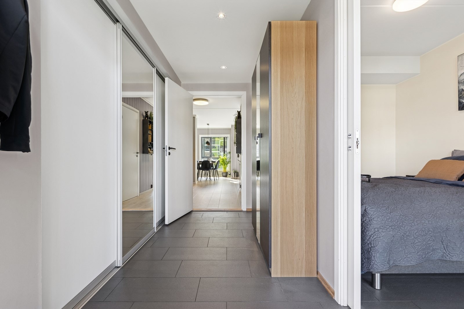 Fra entreen er det adkomst til et soverom. Galleribilde