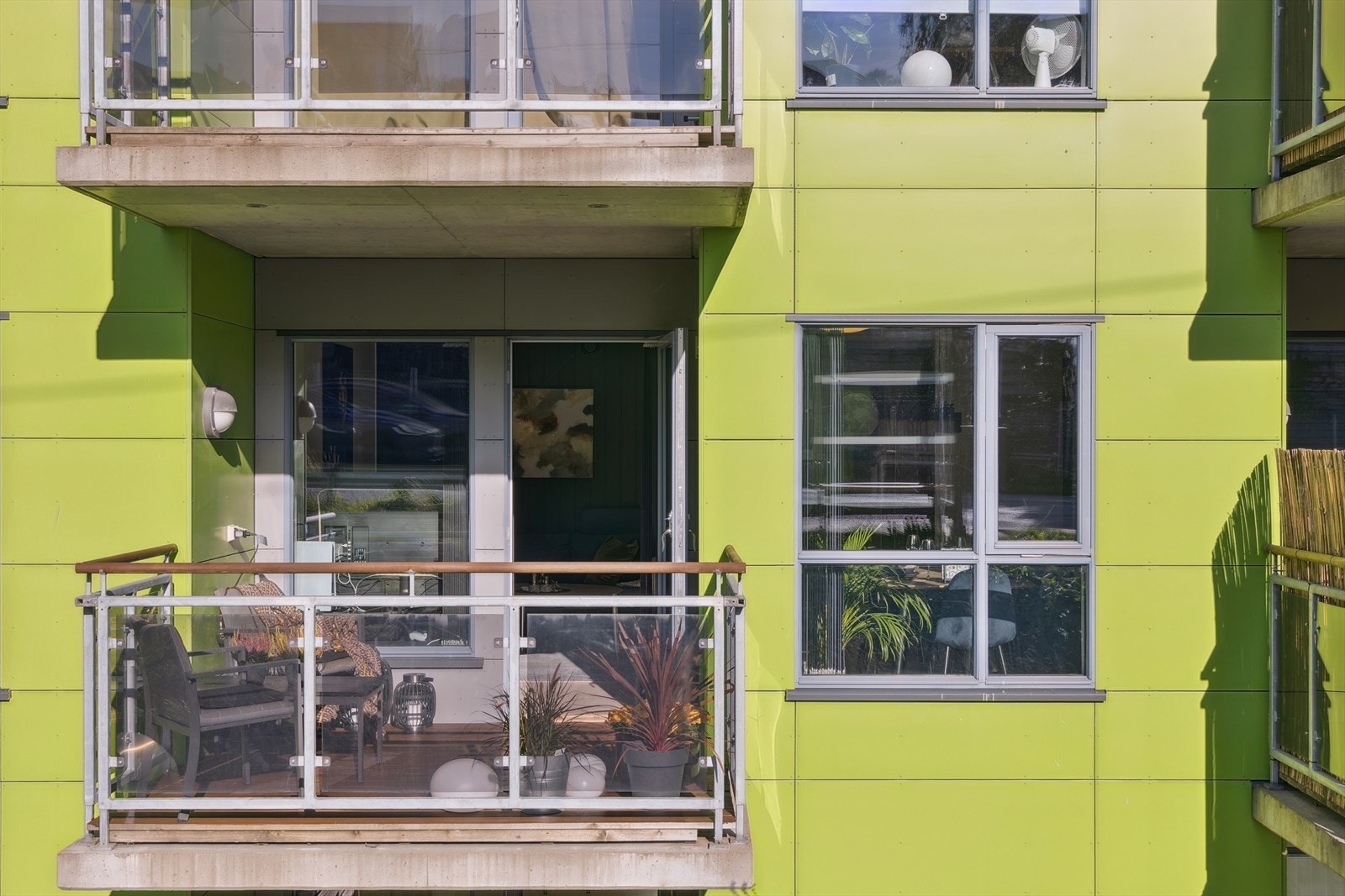 Fra stuen er det adkomst til en overbygd balkong. Galleribilde