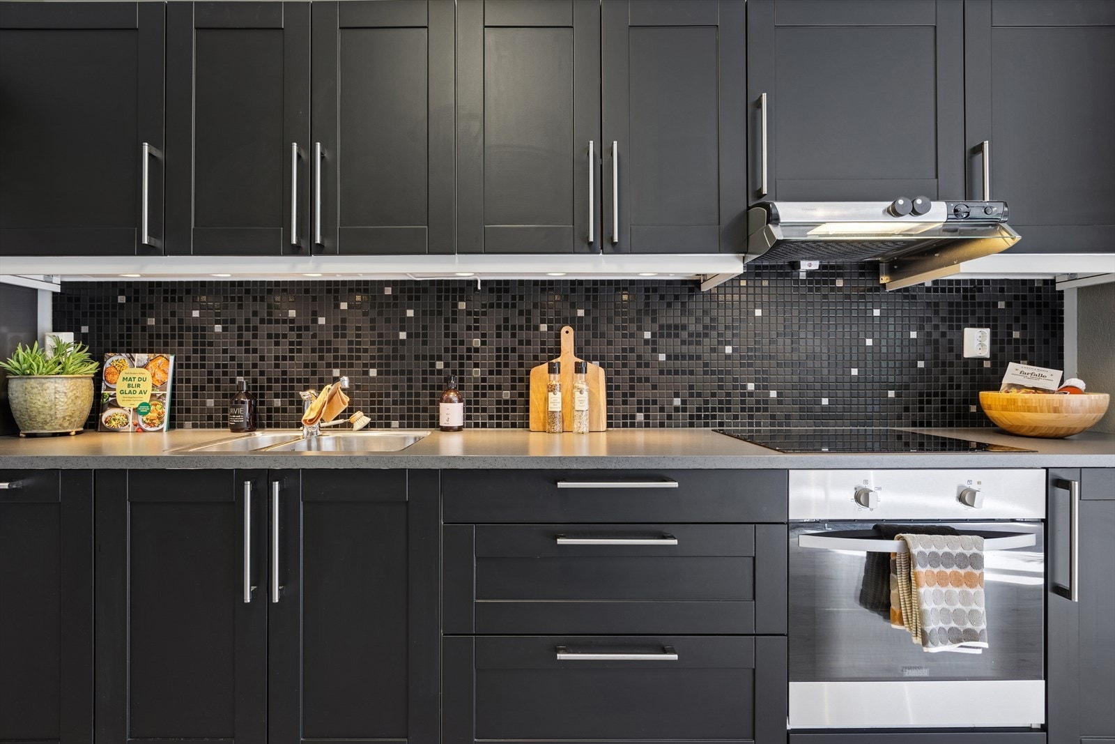 Mellom benkeplate og overskap er det et flislagt område. Galleribilde