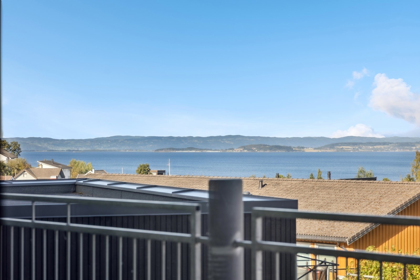 Fra soverommet har du flott utsikt mot Trondheimsfjorden. Galleribilde