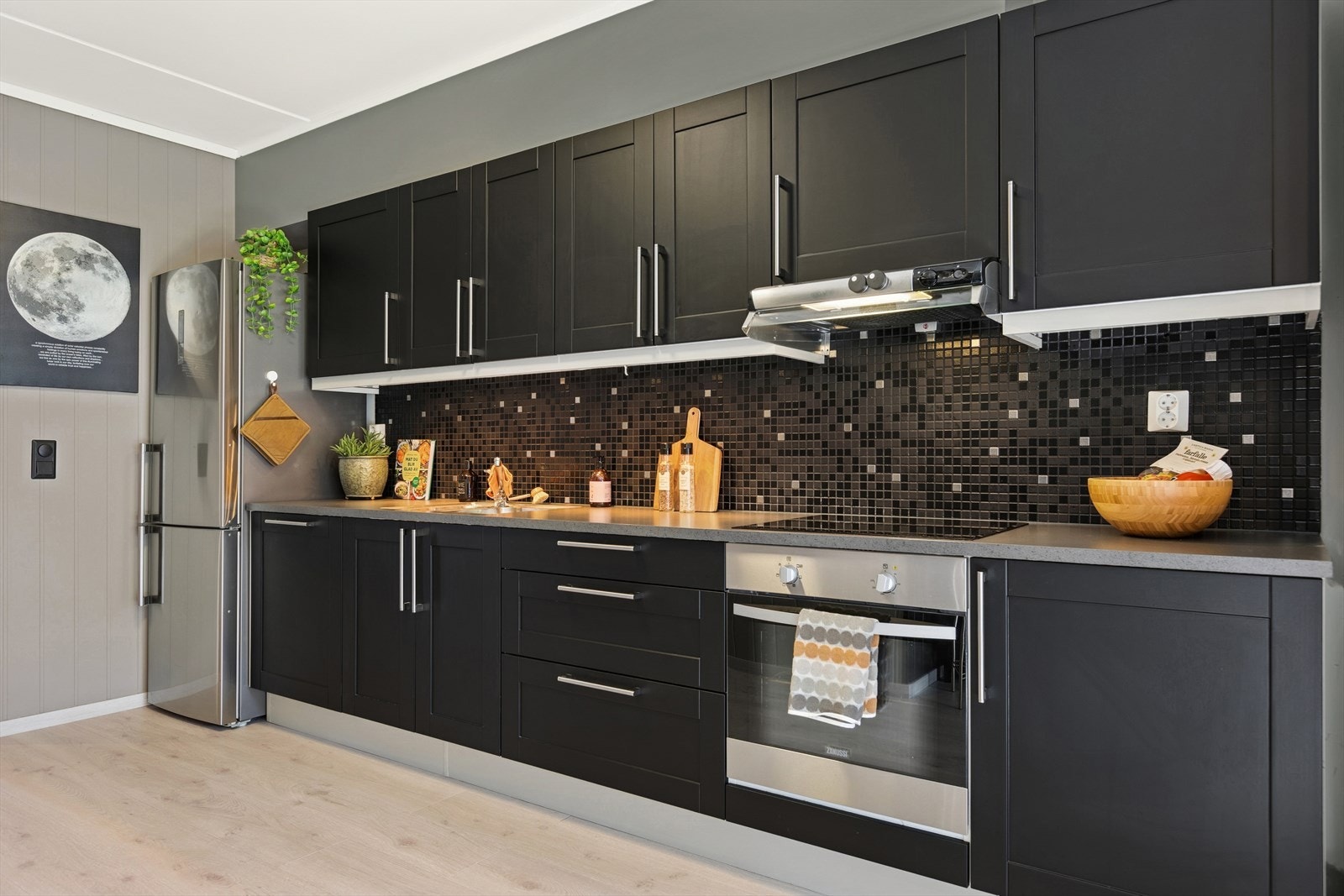 Her er det plass til både integrerte og frittstående hvitevarer. Galleribilde