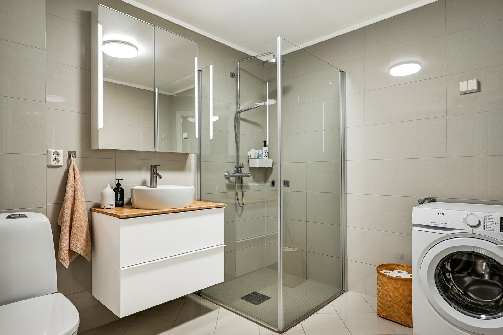 Smakfullt bad/wc med opplegg til vaskemaskin. Galleribilde