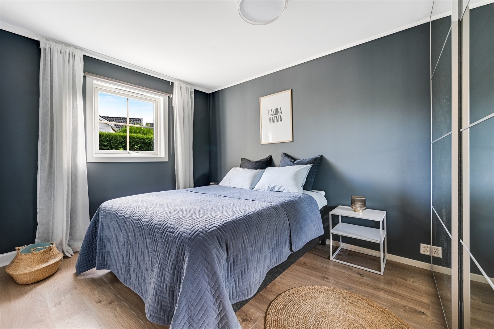 Hovedsoverom med skyvedørsgarderobe. Galleribilde