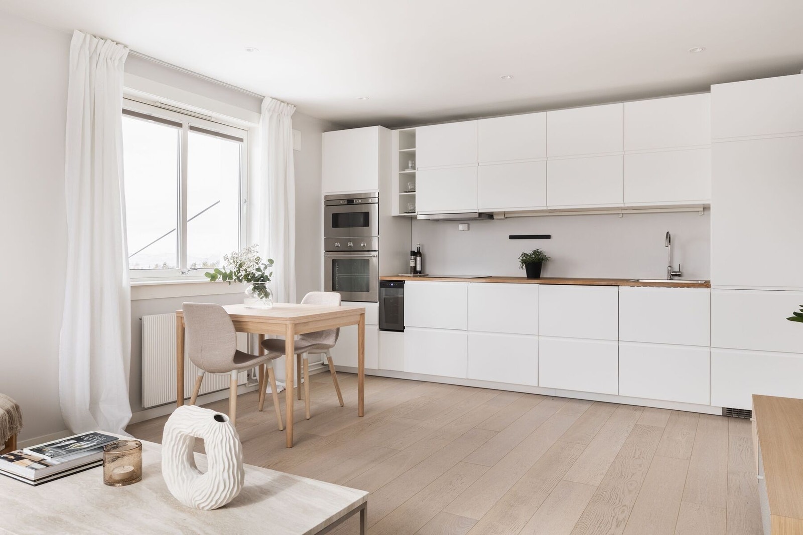 Fint designet med god benke- og lagringsplass. Galleribilde