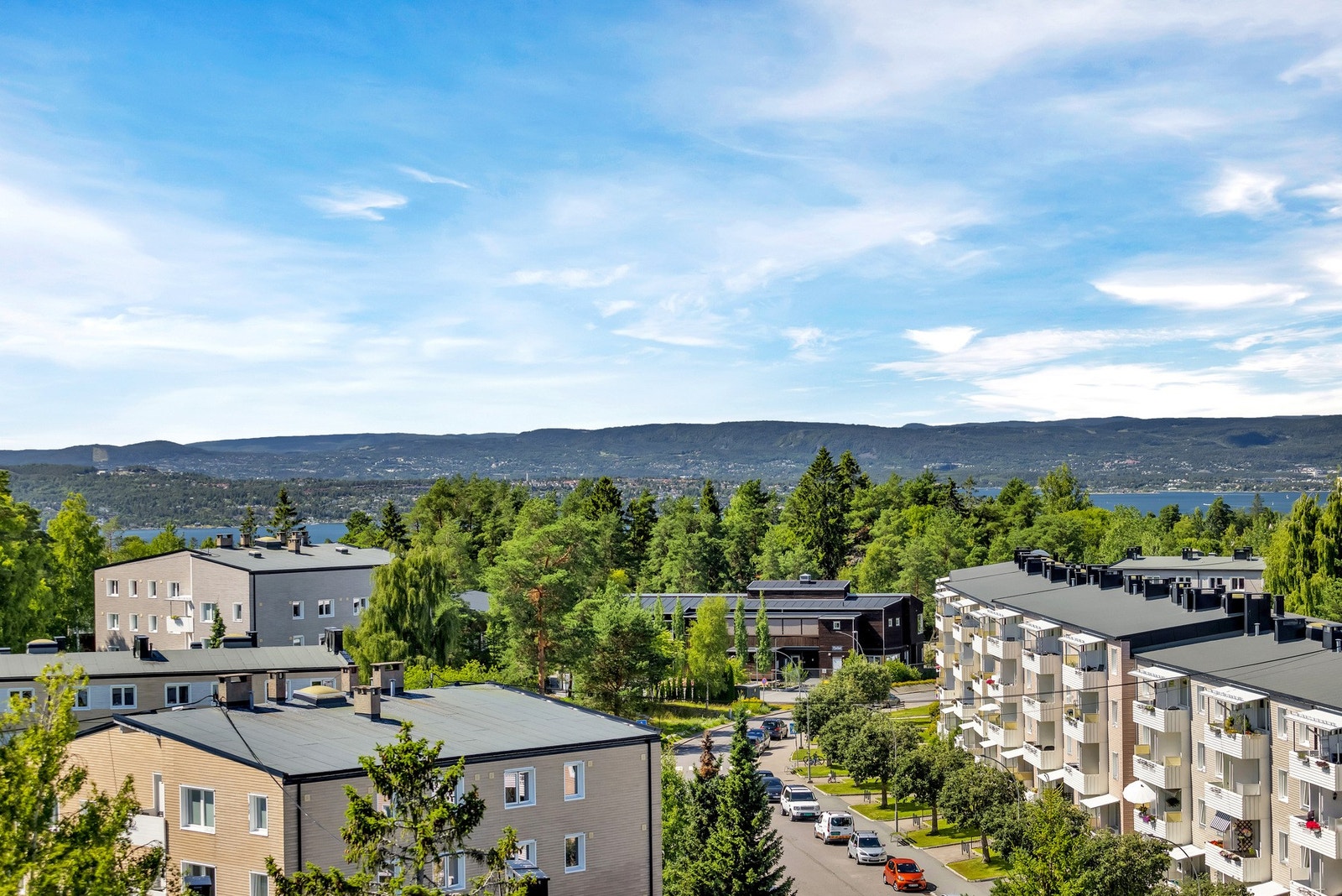 Utsikt mot Østmarka, via Oslofjorden med Nesoddlandet, til Holmenkollen. Galleribilde