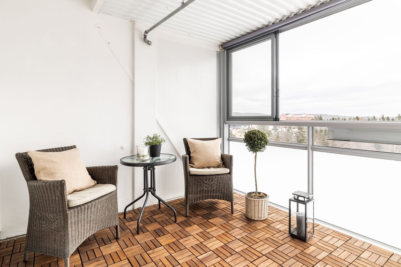 Boligen har utgang fra stuen til en stor, innglasset balkong på ca. 9 kvm. Galleribilde