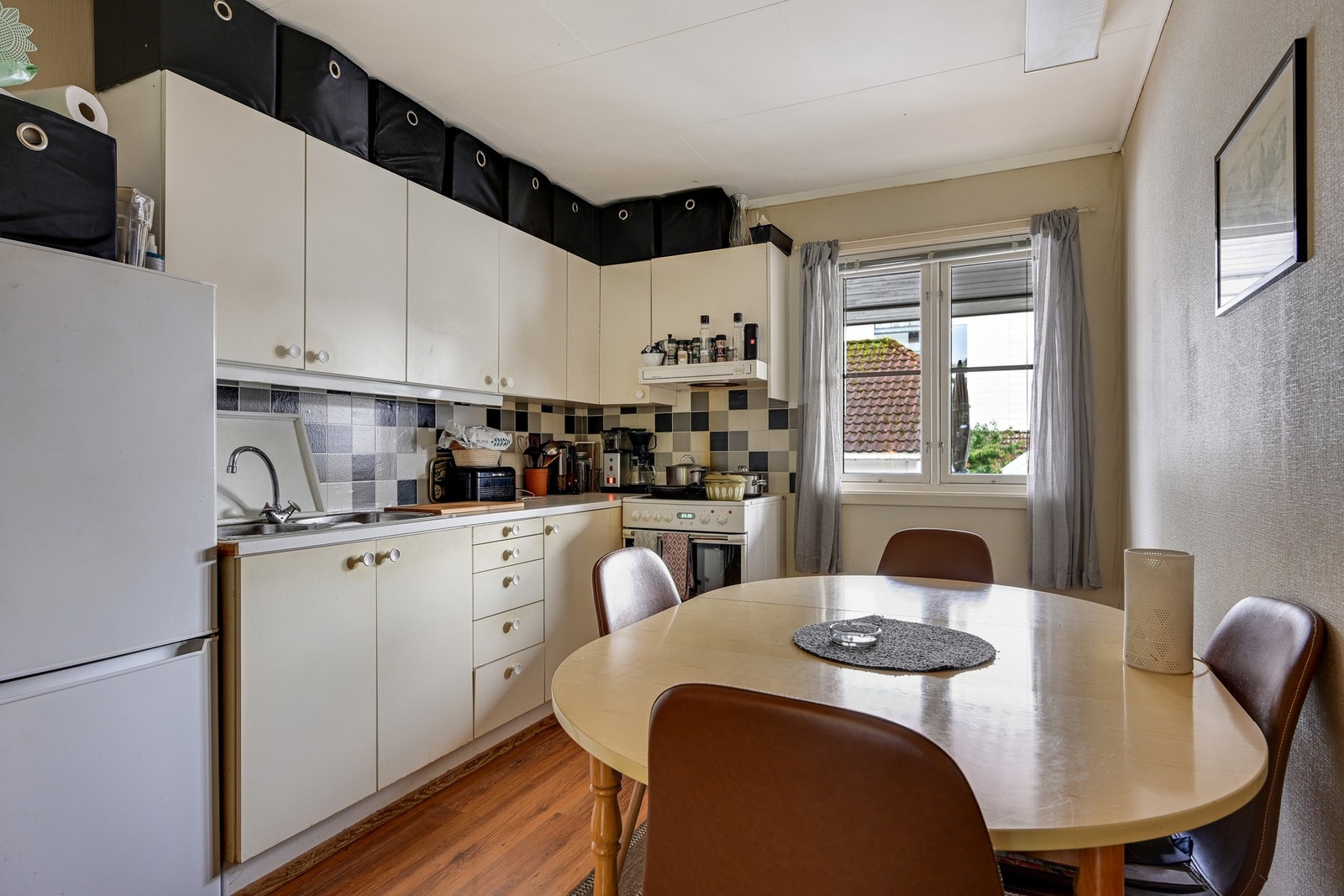 Kjøkken med vindu mot vest Galleribilde