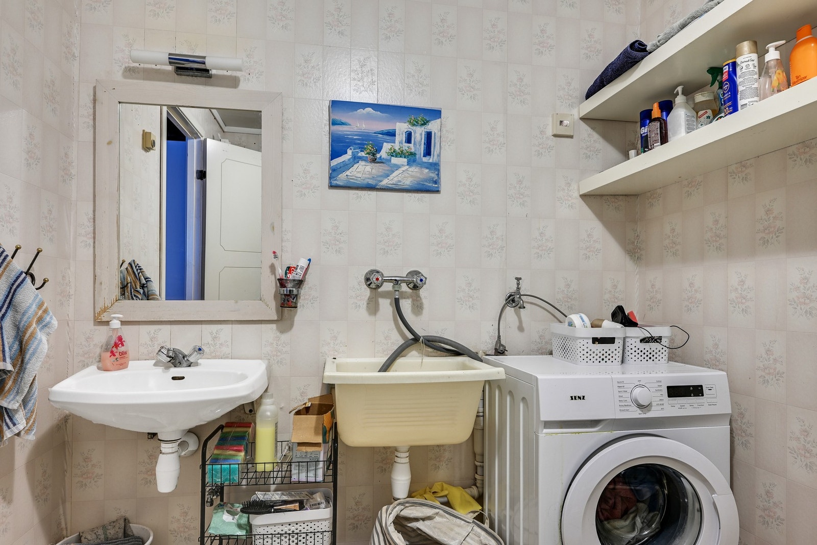 Badet trenger oppussing - det er som vi ser både skyllekum, servant og opplegg for vaskemaskin Galleribilde