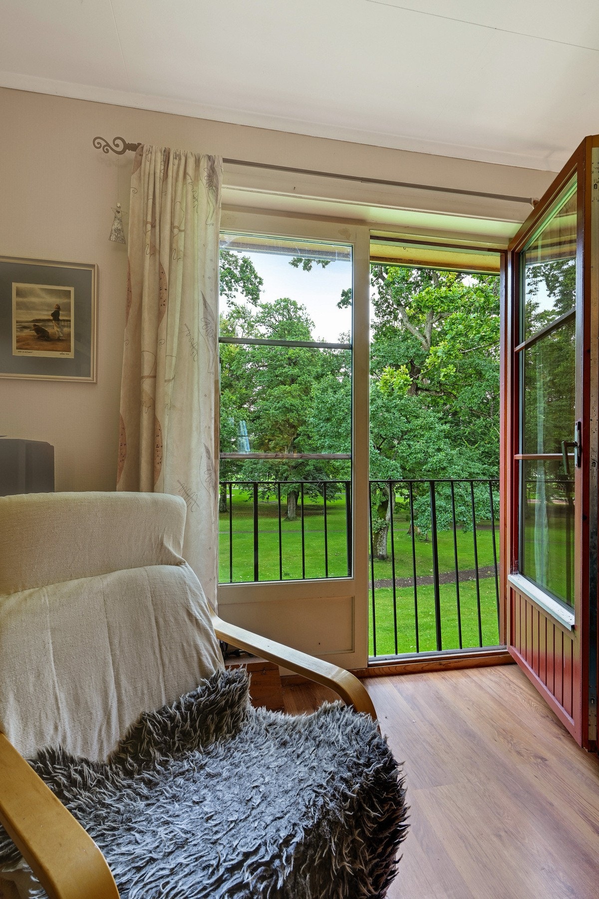 Og franske balkongdører mot parken Galleribilde