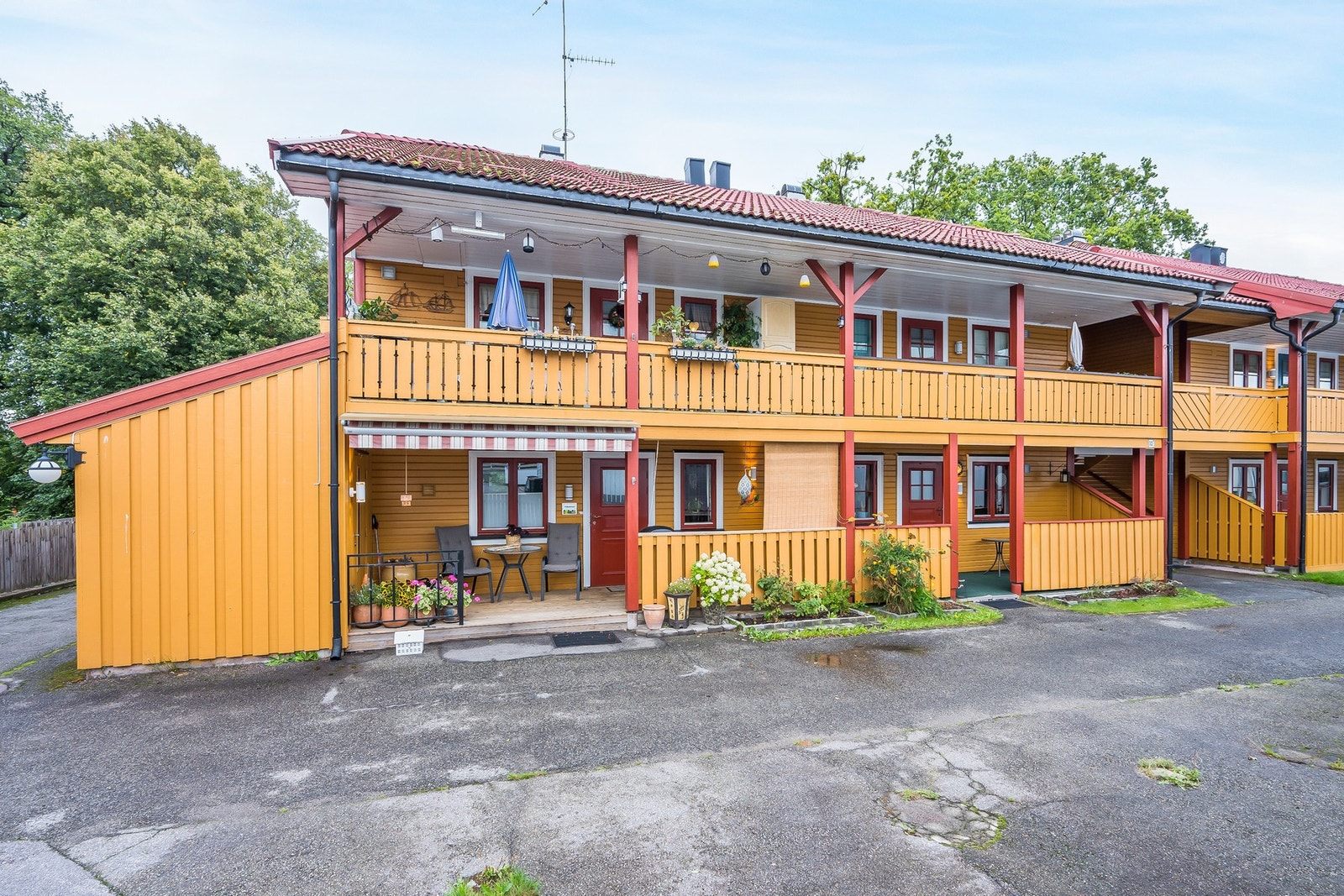 Sameiet består av tilsammen 4 selveierleiligheter - 4 i hvert bygg og boder på endeveggen Galleribilde