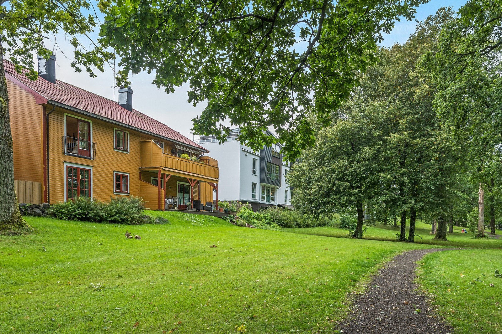 Leiligheten grenser som vi ser ned mot flotte Lystlunden park Galleribilde