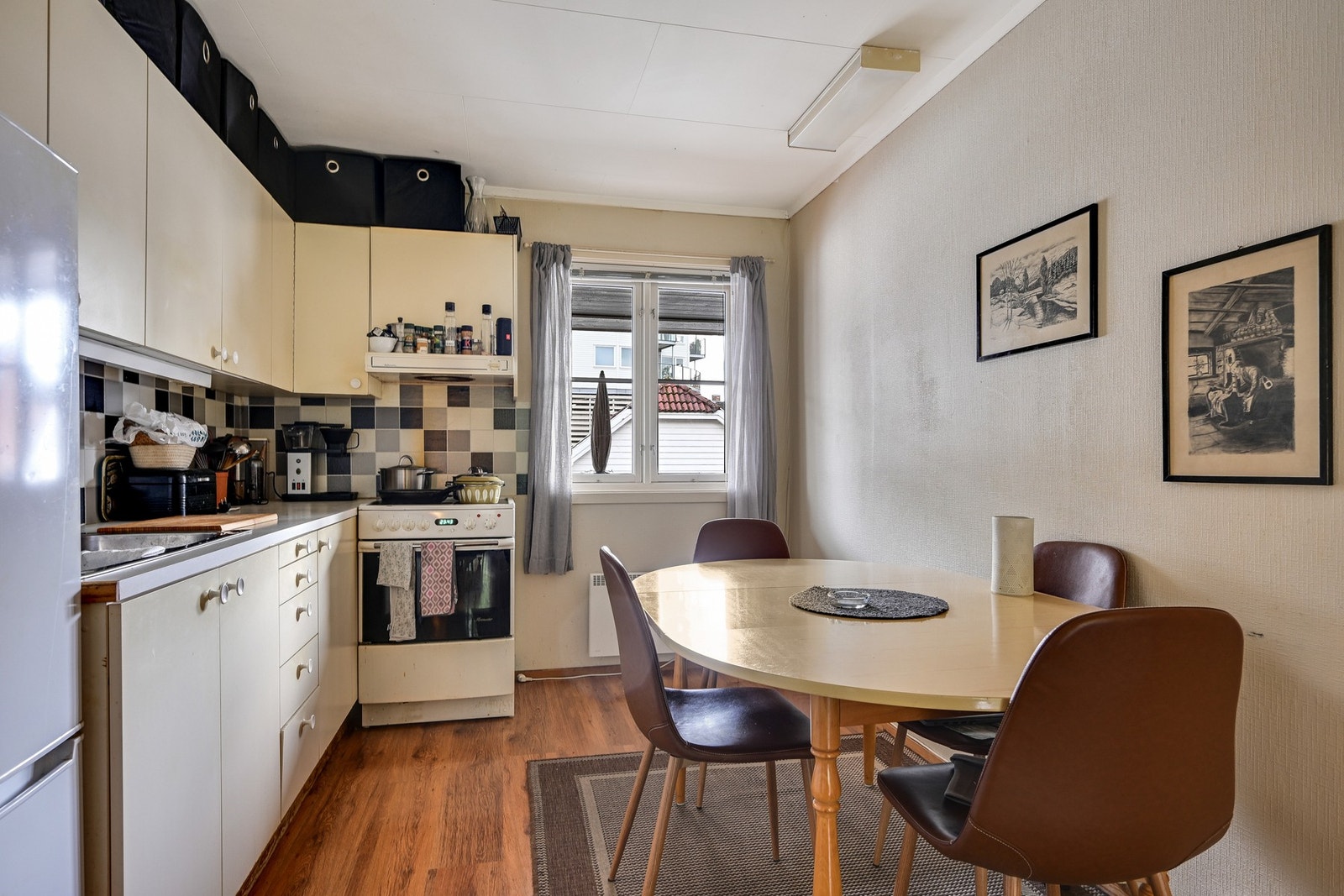 Kjøkken med original laminat innredning Galleribilde