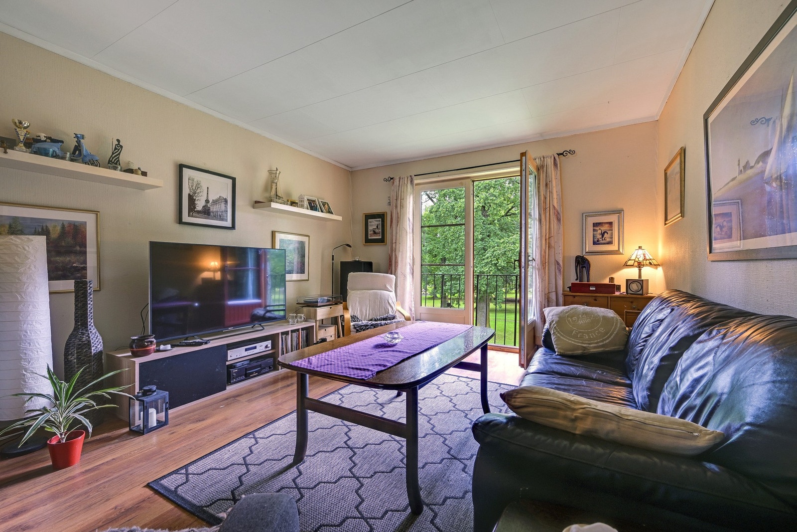 Stue med laminatgulv Galleribilde