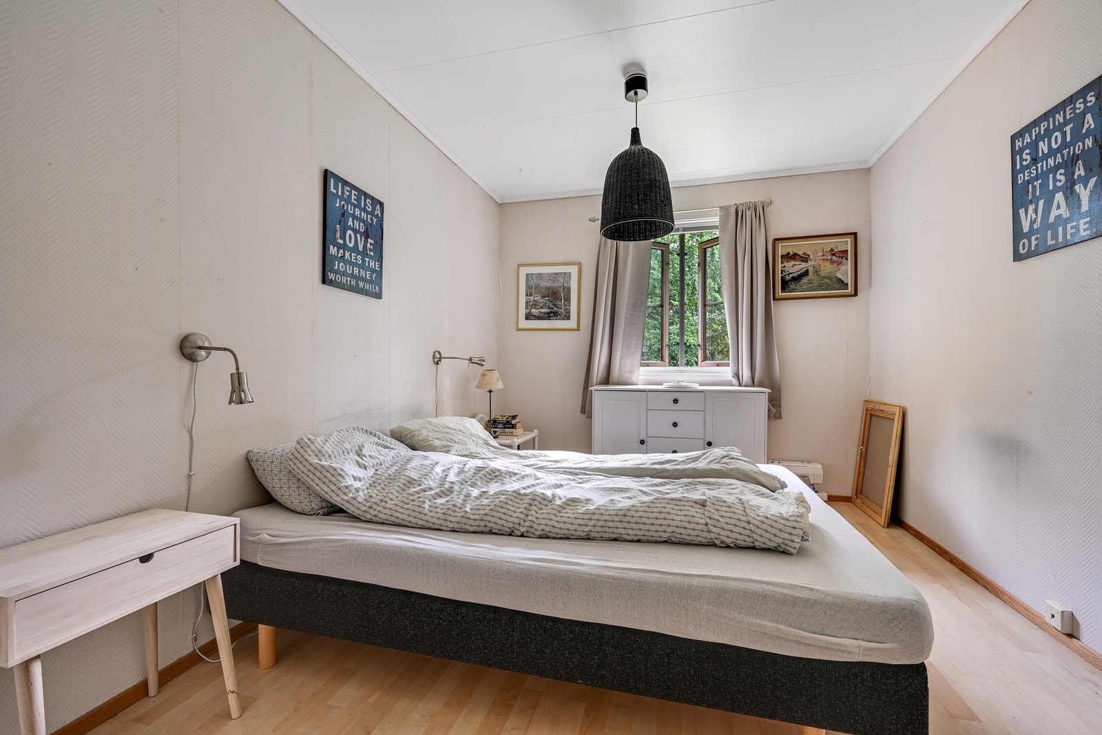 Rosmlig soverom med to garderobeskap Galleribilde