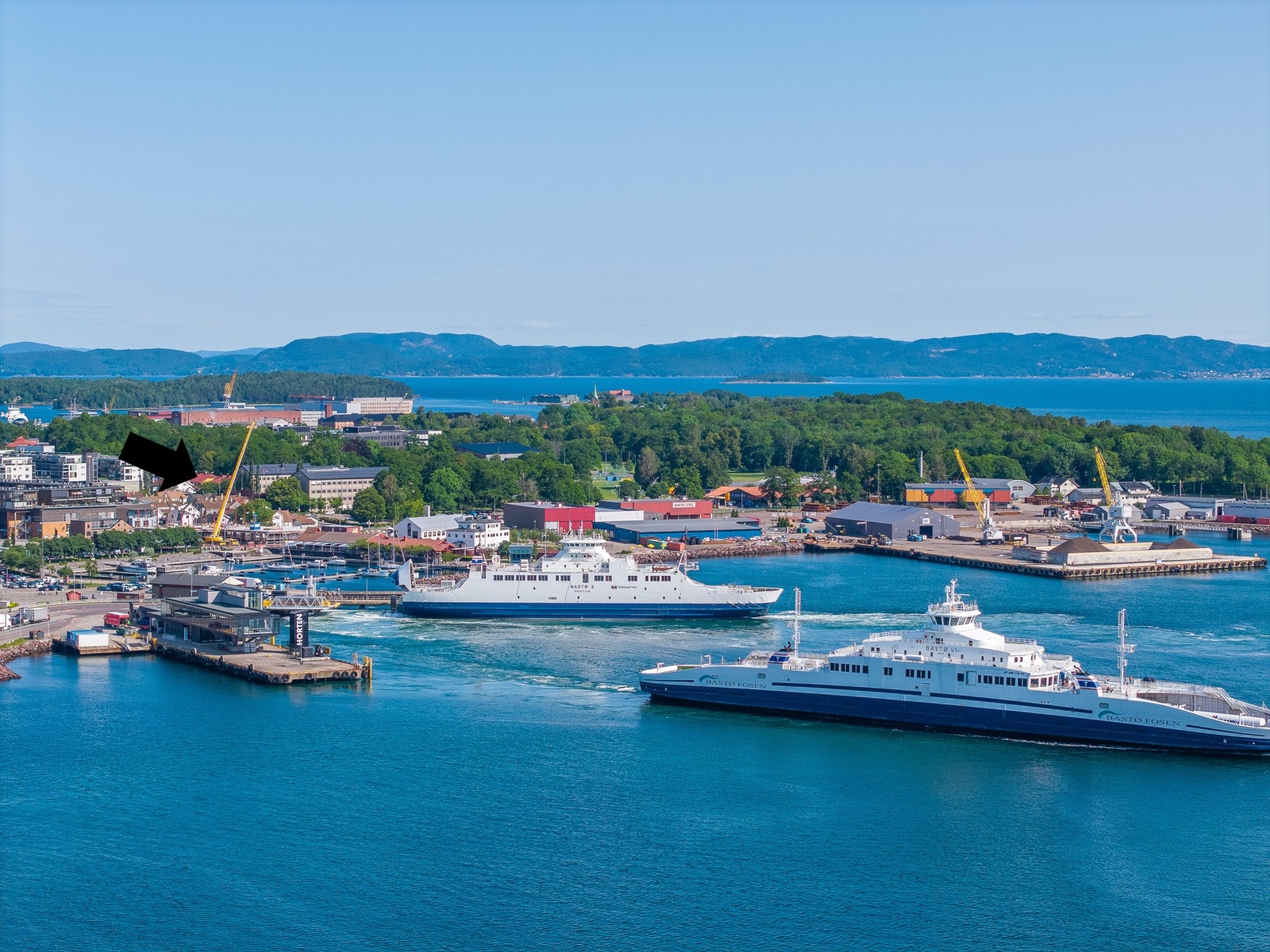 Her er leilighetens plassering markert med PIL og ikke så lange veien ned til Bastøferja og gjestehavna Galleribilde