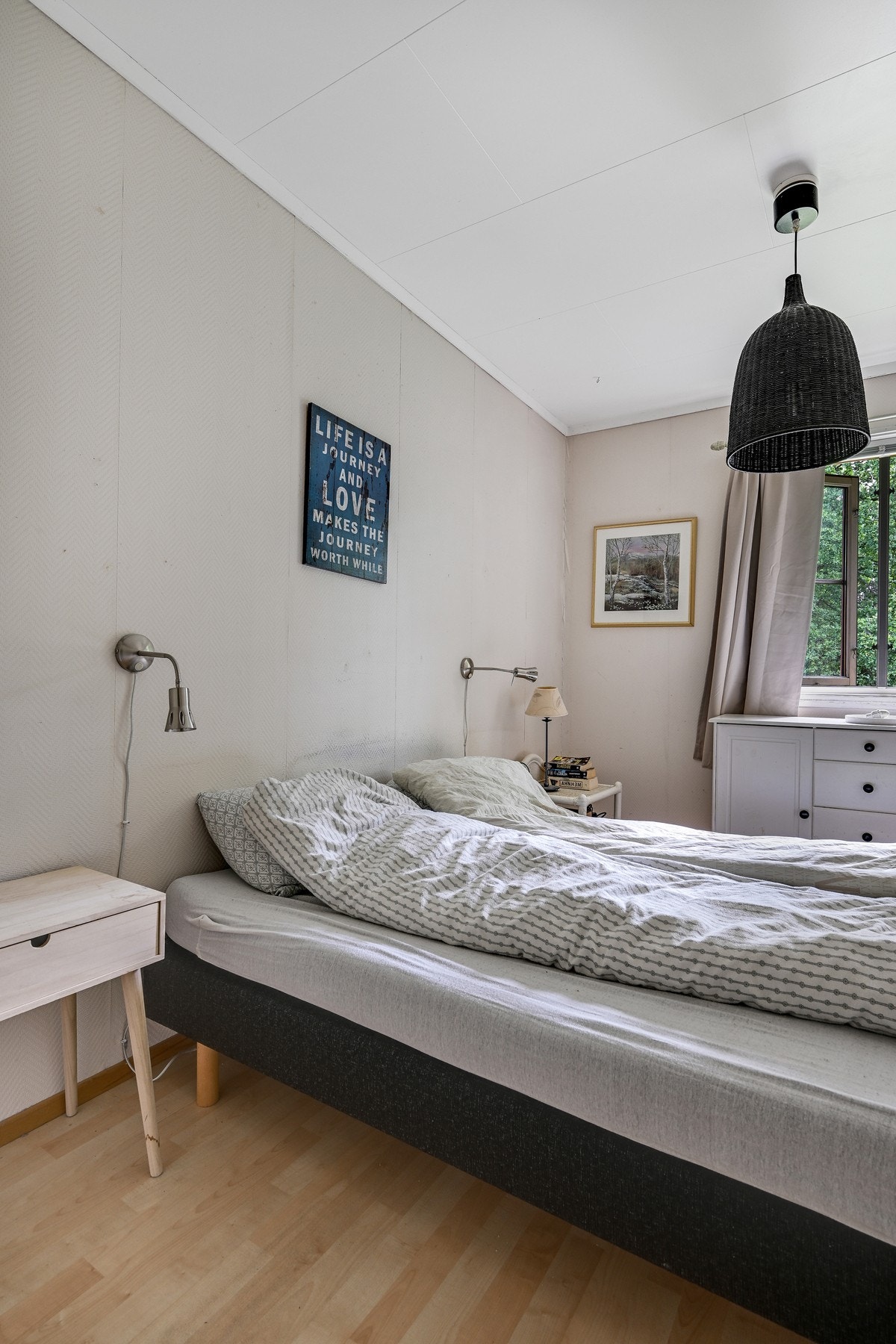 Rolig beliggenhet med vindu mot parken og fuglekvitter... Galleribilde