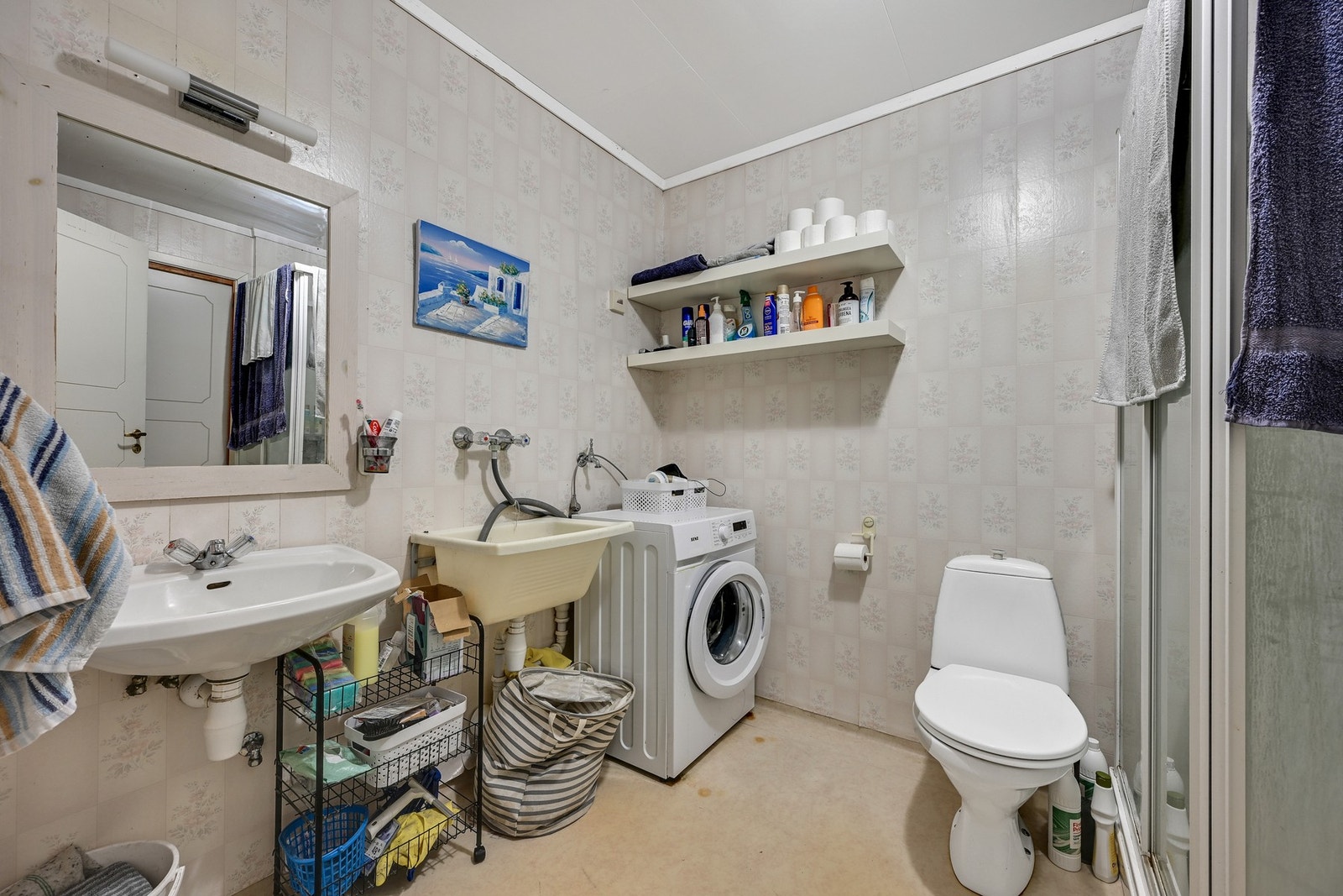 Eldre bad med vinylbelegg og baderomspanel Galleribilde