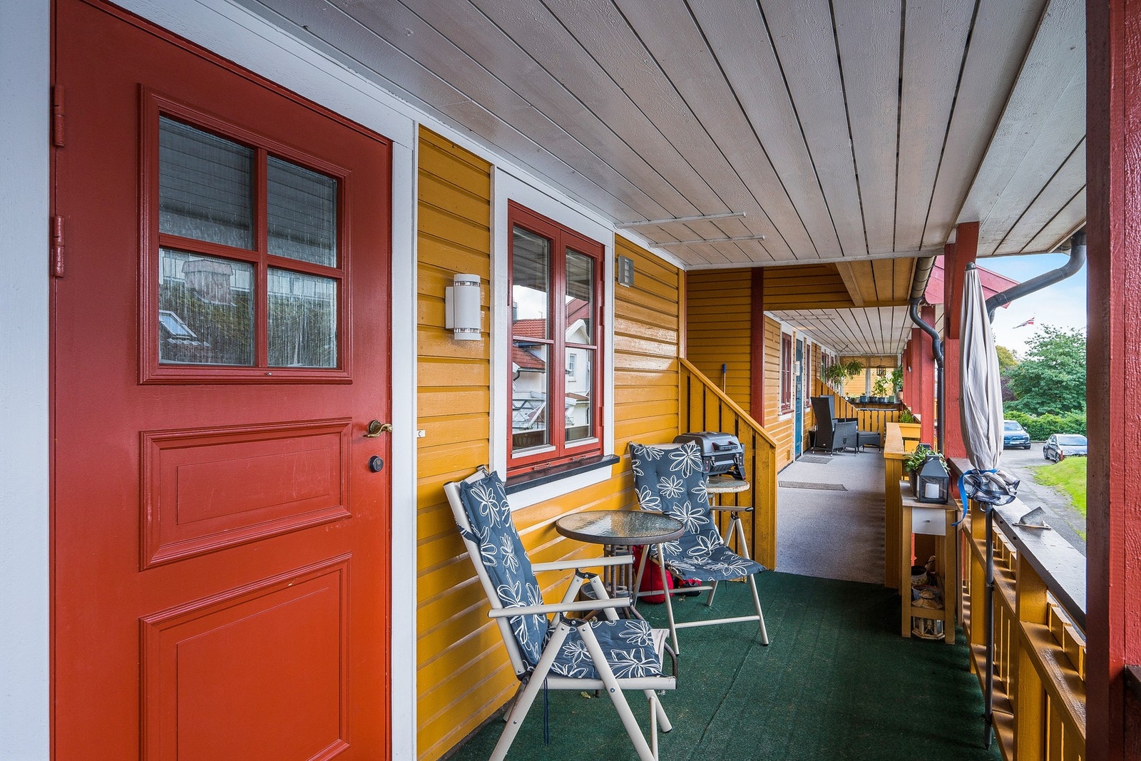 I forbindelse med inngangspartiet har man en lun uteplass mot vest Galleribilde