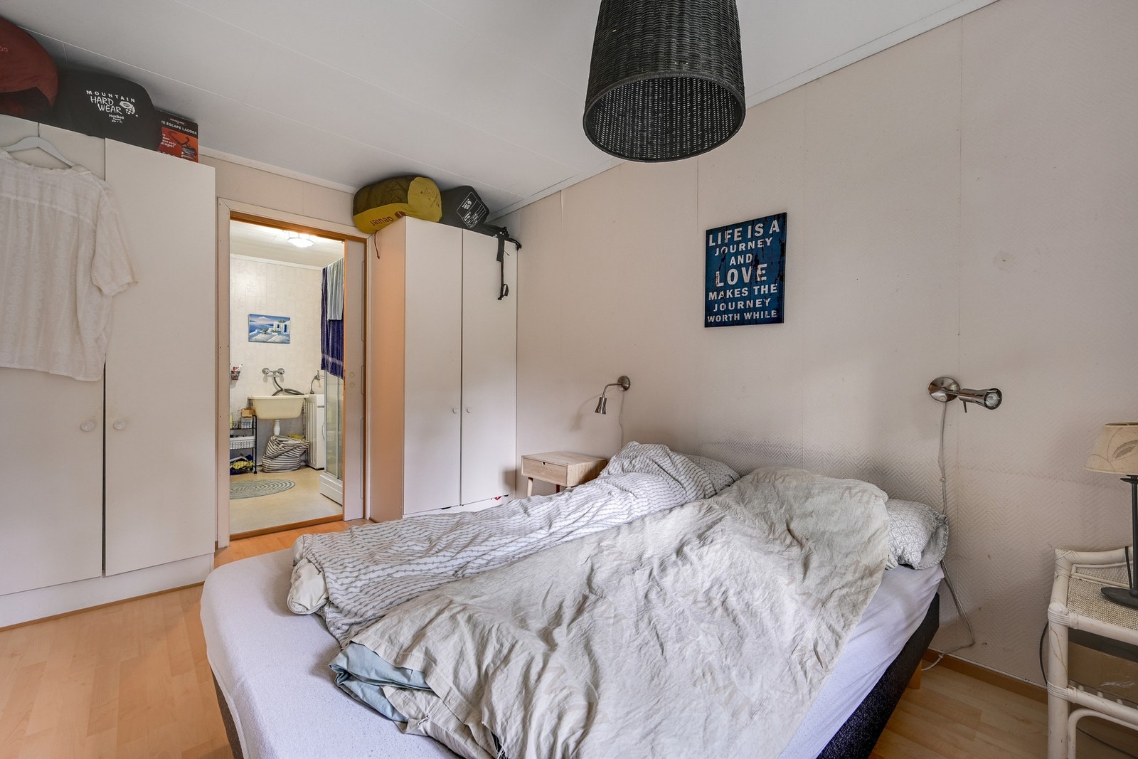 Her ser vi fra hovedsoverommet og mot badet Galleribilde