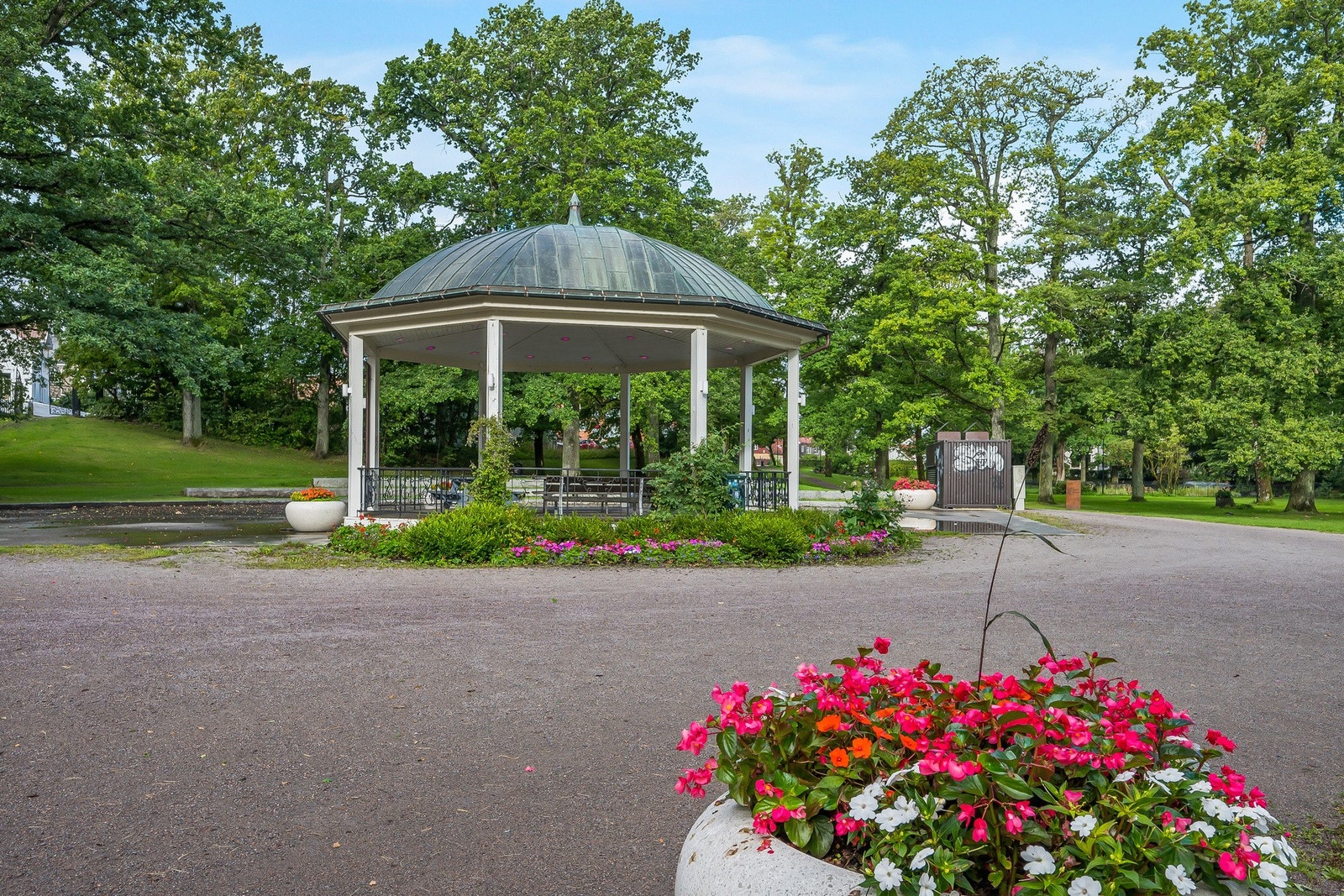 Her er det bare å glede seg til det blir vår og 17. mai i parken. I så fall kort vei hjem til kaffe og bløtkake... Galleribilde