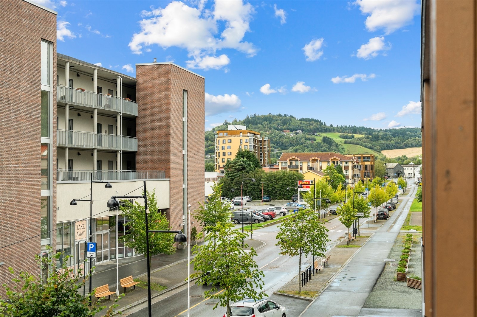 Dagligvarebutikker som Rema 1000 og Coop Extra er bare et steinkast unna leiligheten. Galleribilde