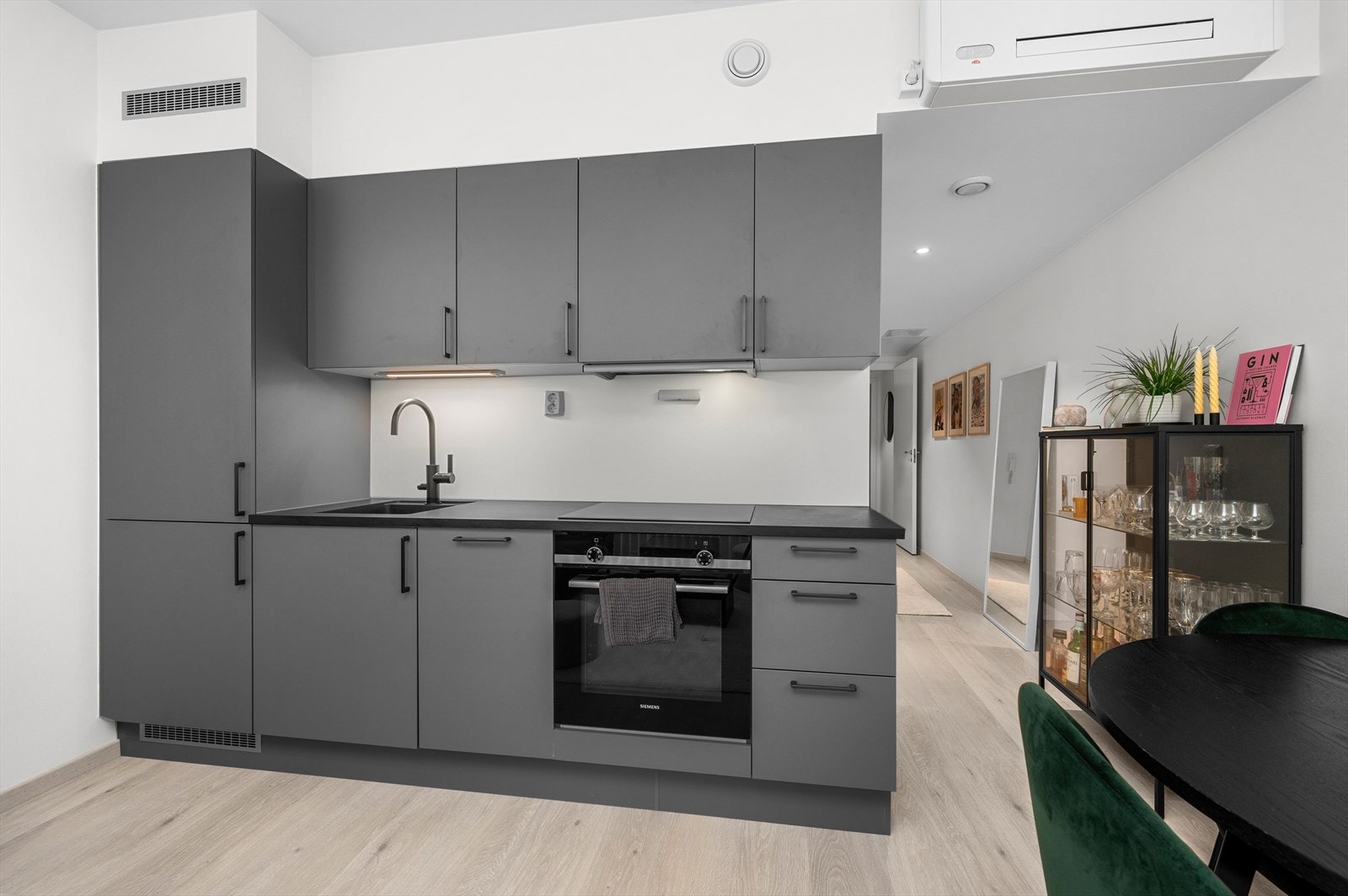 Kjøkkenet er fra kvalitetsleverandøren HTH med integrerte hvitevarer som stekeovn, platetopp og oppvaskmaskin. Galleribilde