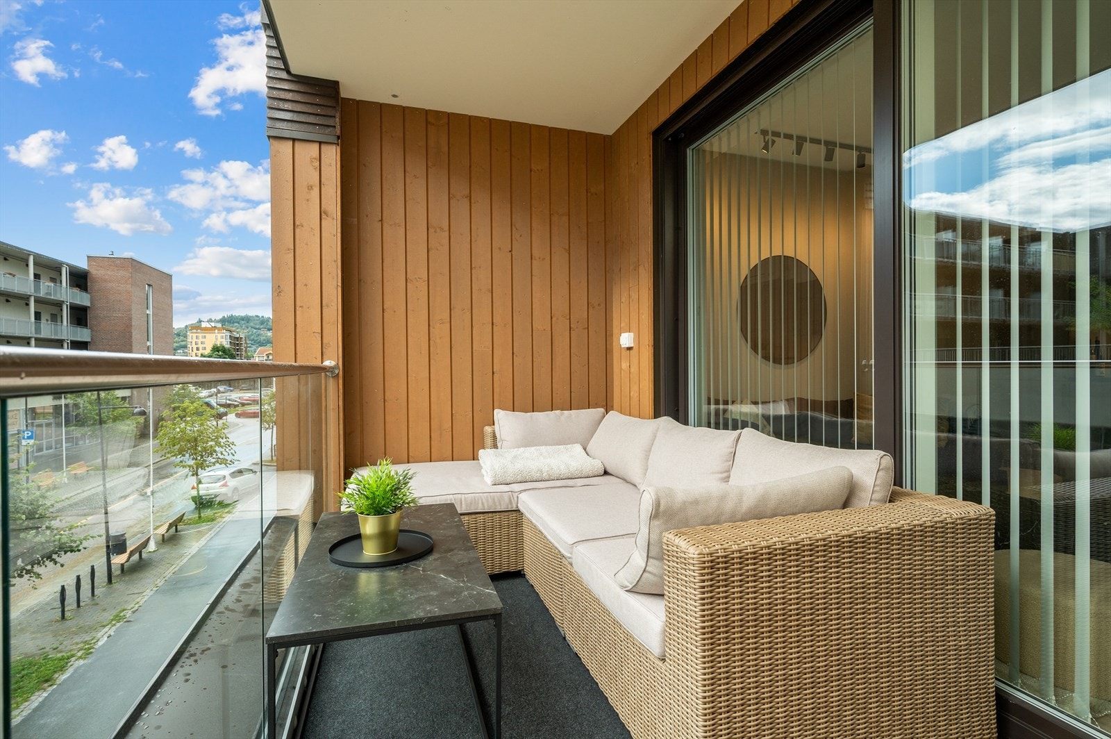 Fra stuen har man direkte tilgang på en sørvest-vendt balkong. Galleribilde