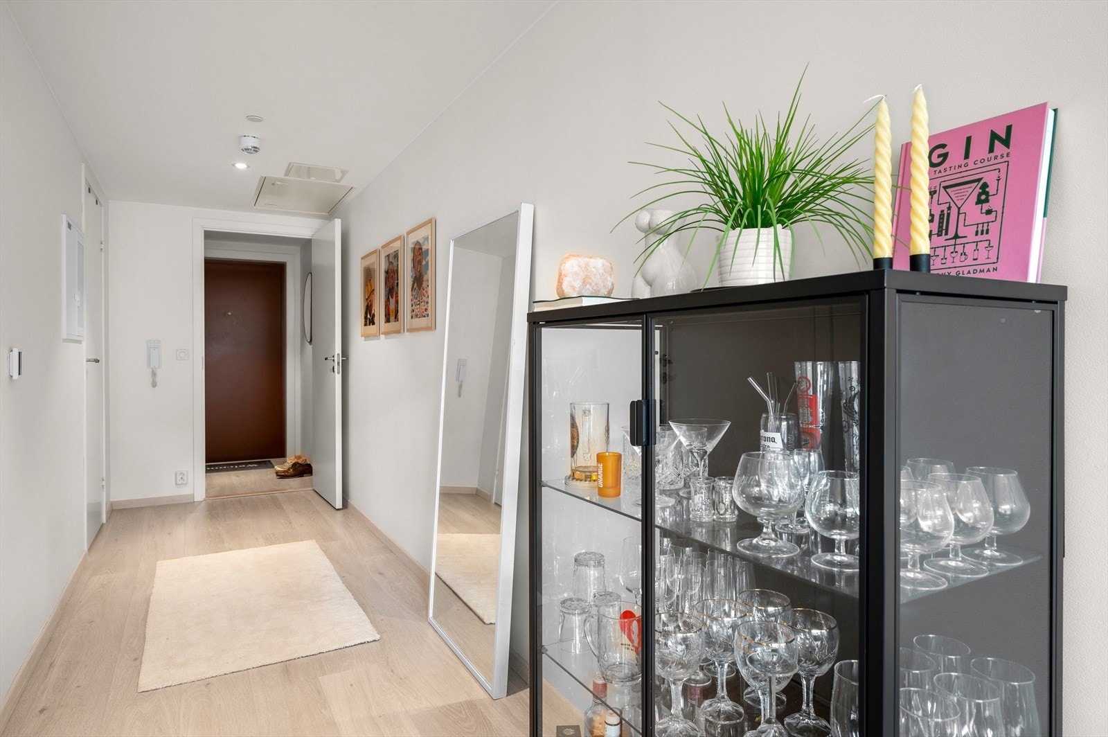 Leiligheten ligger midt i smørøyet av Melhus Sentrum og knytter umiddelbar nærhet til stort sett "alt" av servicetilbud. Galleribilde